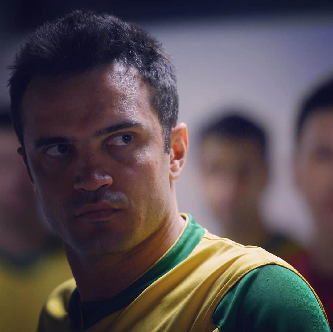 アレッサンドロ・ローザ・ヴィエイラのインスタグラム：「Olhar fixo e concentração antes de um momento decisivo com a Seleção!  Escreva o que você acha que passava na minha cabeça? 🇧🇷」