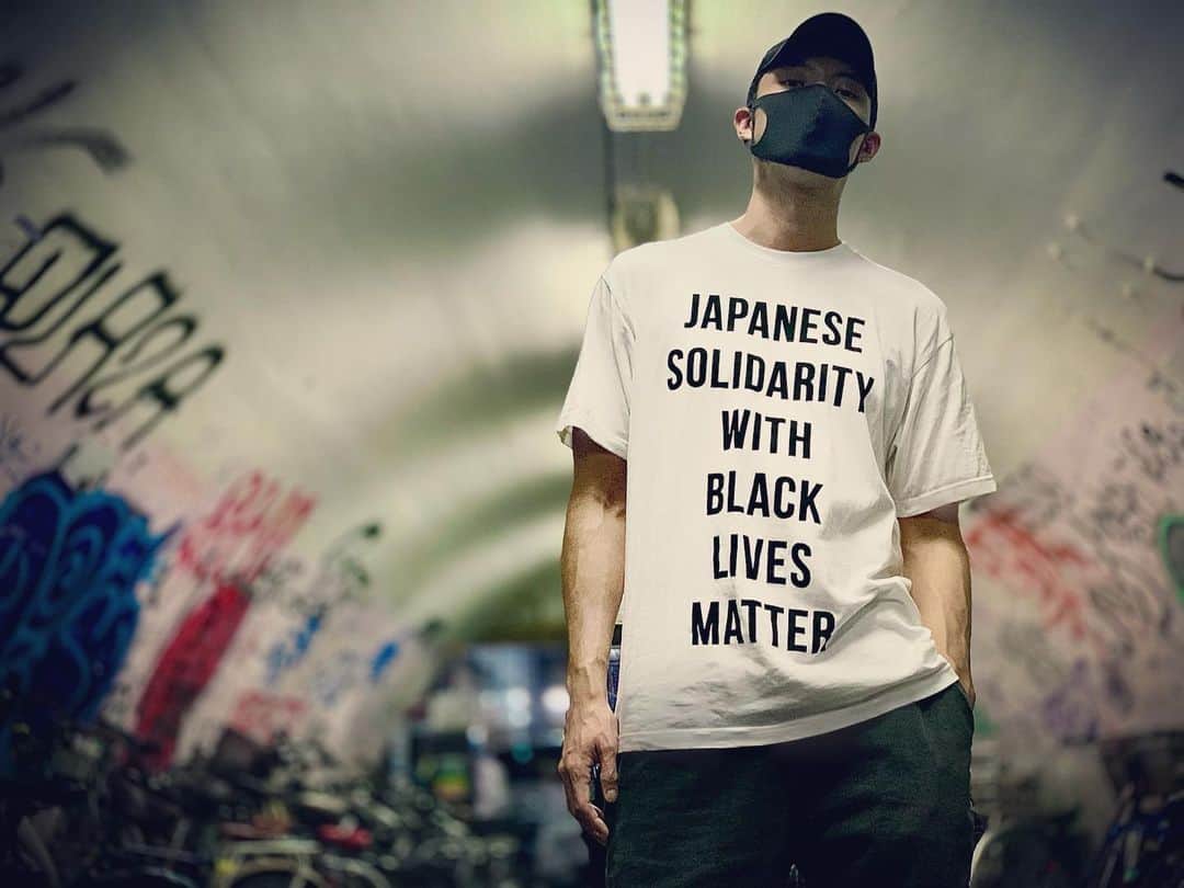 下山裕貴のインスタグラム：「JSWBLM @undercover_lab ⠀ #JSWBLM #undercover #equaljusticeinitiative #donation #shibuya #tokyo #japan #maskon #photoshoot #渋谷 #東京 #バチェラー #バチェロレッテ」