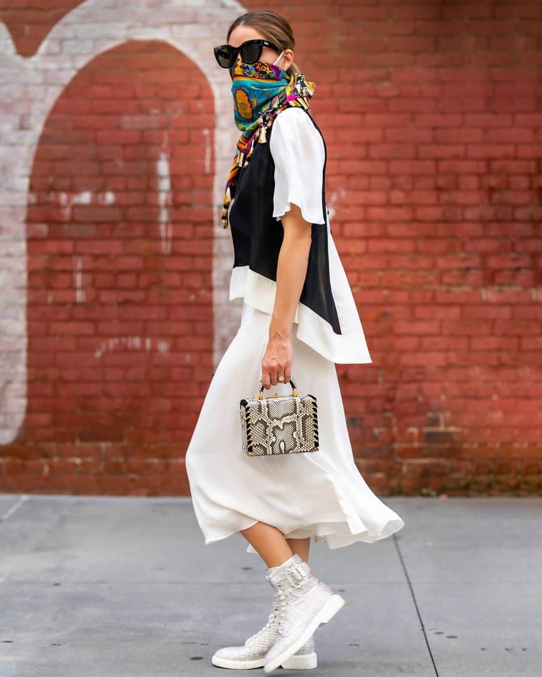 オリヴィア・パレルモのインスタグラム：「Strutting through summer 💃🏼 Lightweight layering is always a good idea! #styledbyOP」