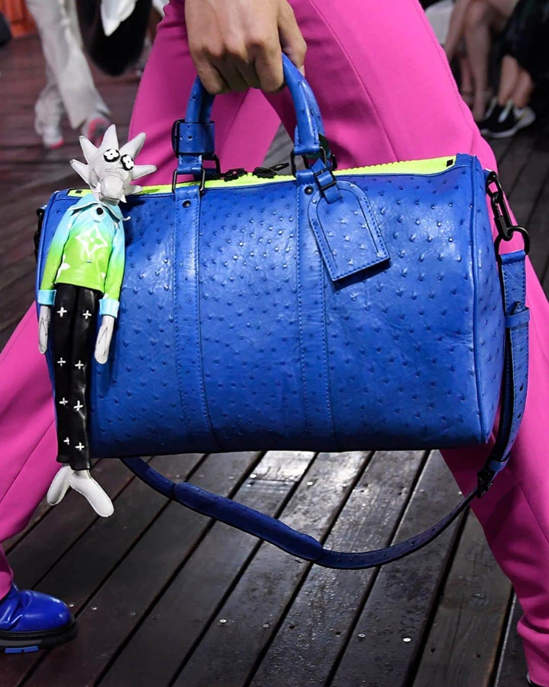 ルイ・ヴィトンさんのインスタグラム写真 - (ルイ・ヴィトンInstagram)「#LVMenSS21 Reinvigorating past forms. @VirgilAbloh brought colorful new variations to some of the Maison’s most recognizable bags for his latest #LouisVuitton collection. See more from the recent show at louisvuitton.com」8月9日 3時15分 - louisvuitton