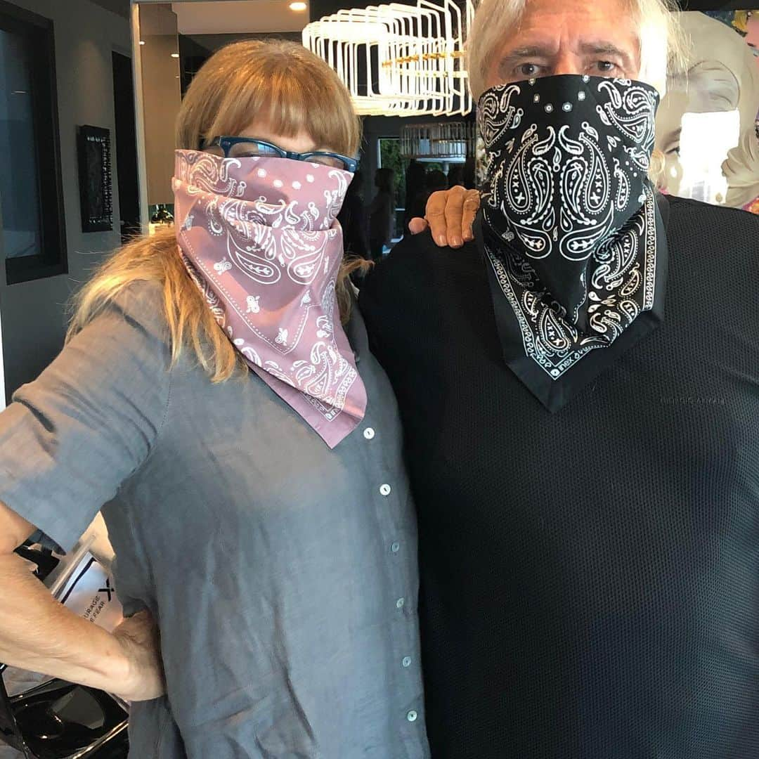 ギーザー・バトラーのインスタグラム：「Awesome bandana/mask our friend has created. It’s so #comfortable & #breathable that Gloria doesn’t realize that she’s nearly covering her entire face #antibacterial #checkitout @inexgear」