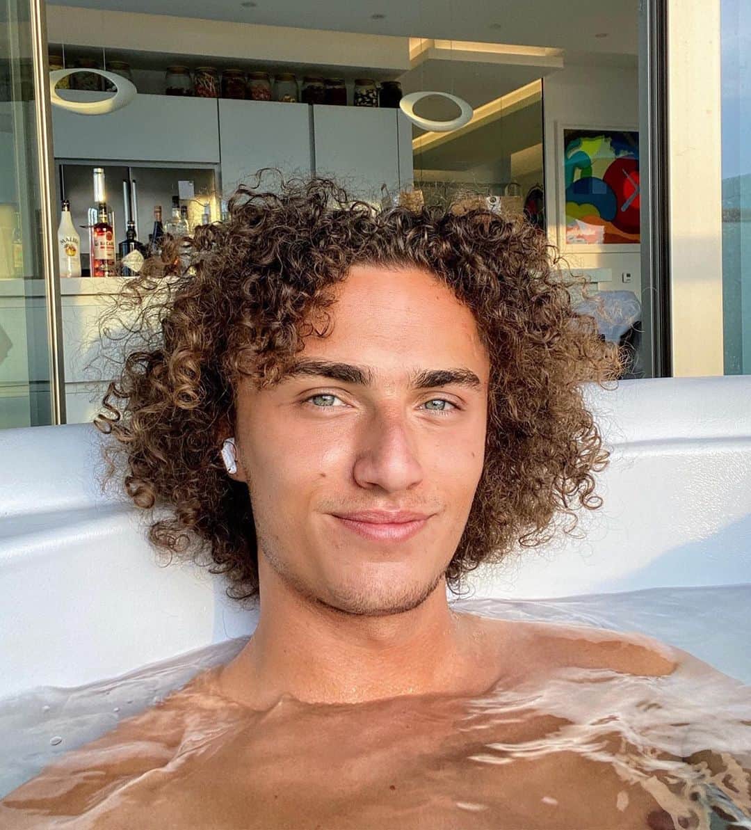 Kwebbelkopさんのインスタグラム写真 - (KwebbelkopInstagram)「The only thing better than a jacuzzi on your balcony, is a Big Mac served with 6 Chicken Nuggets and a Coke Zero.」8月9日 3時24分 - kwebbelkop