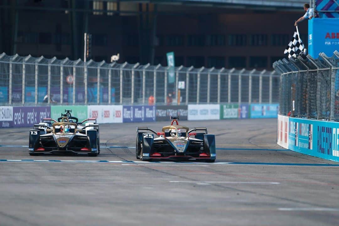 ジェームズ・ロシターのインスタグラム：「Super close finish 🏁 @jeanericvergne P3 @afelixdacosta P4 Great team points for @dstecheetah」