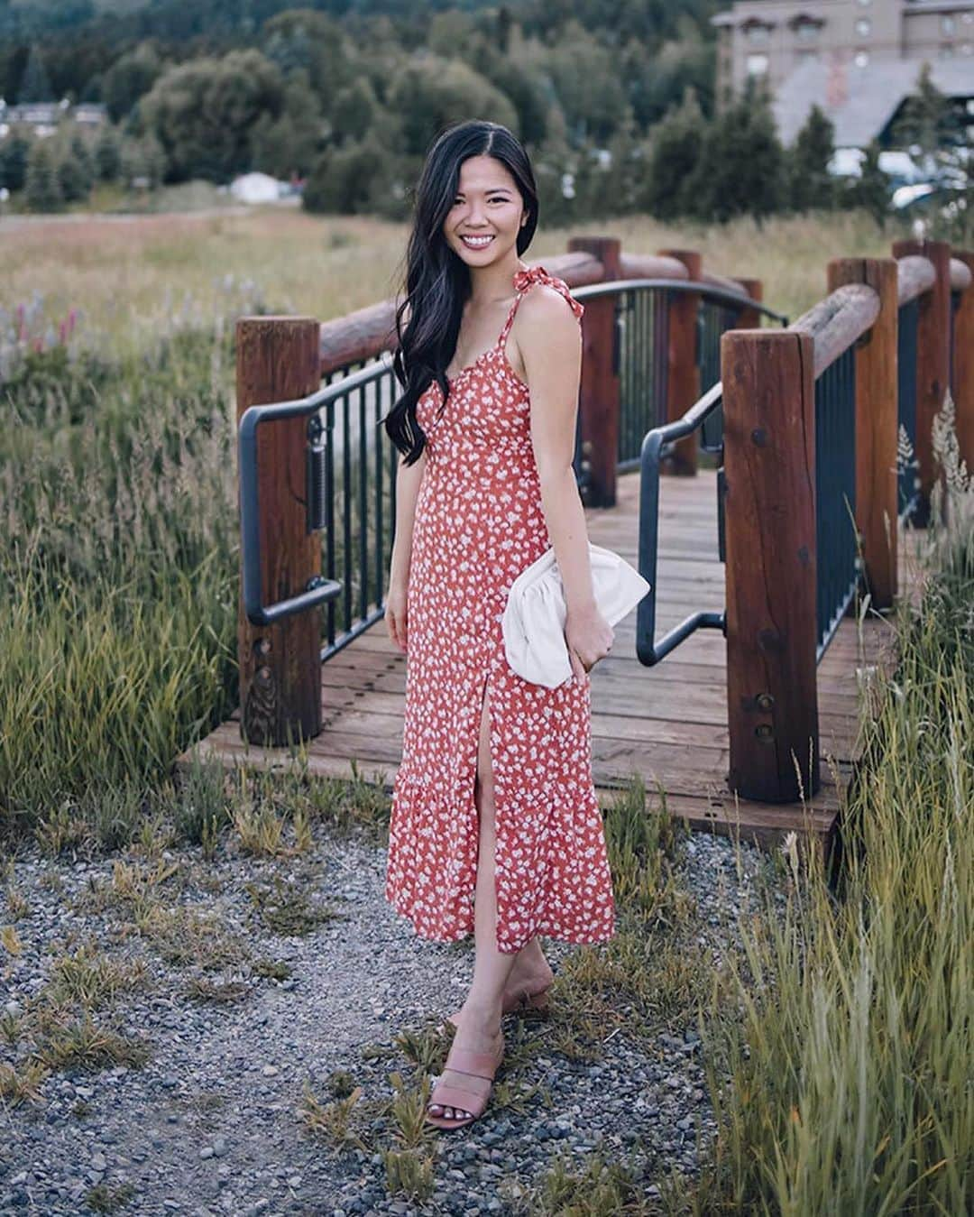 Abercrombie & Fitchさんのインスタグラム写真 - (Abercrombie & FitchInstagram)「@skirttherules_ getting in touch with nature in the tie-strap midi dress. 🌿」8月9日 3時37分 - abercrombie