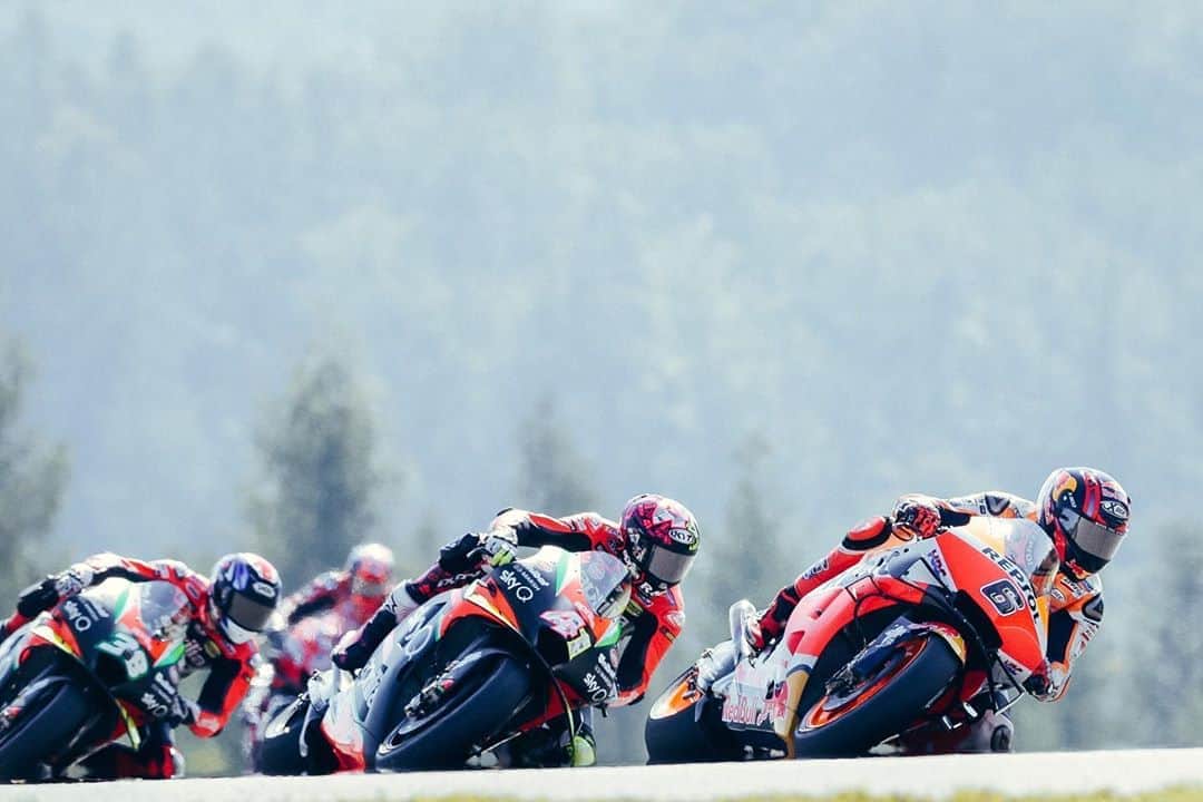 レプソル・ホンダのインスタグラム：「Follow the leader 🐛 ⠀⠀⠀⠀⠀⠀⠀⠀⠀ 🇨🇿 #CzechGP #MotoGP #SB6 #StefanBradl #Racing #Repsol #Honda #Racing #RepsolHonda #HRC #RC213V #ThePowerOfDreams #Racing #Motorcycle #Team #OneHeart」