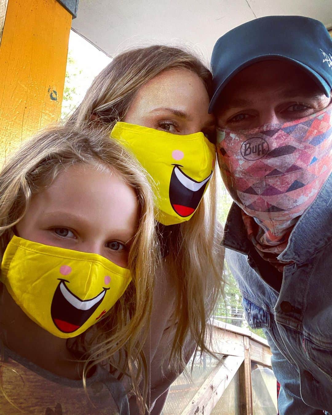 スティーヴン・アメルのインスタグラム：「Our kid looks 27 in this photo.」