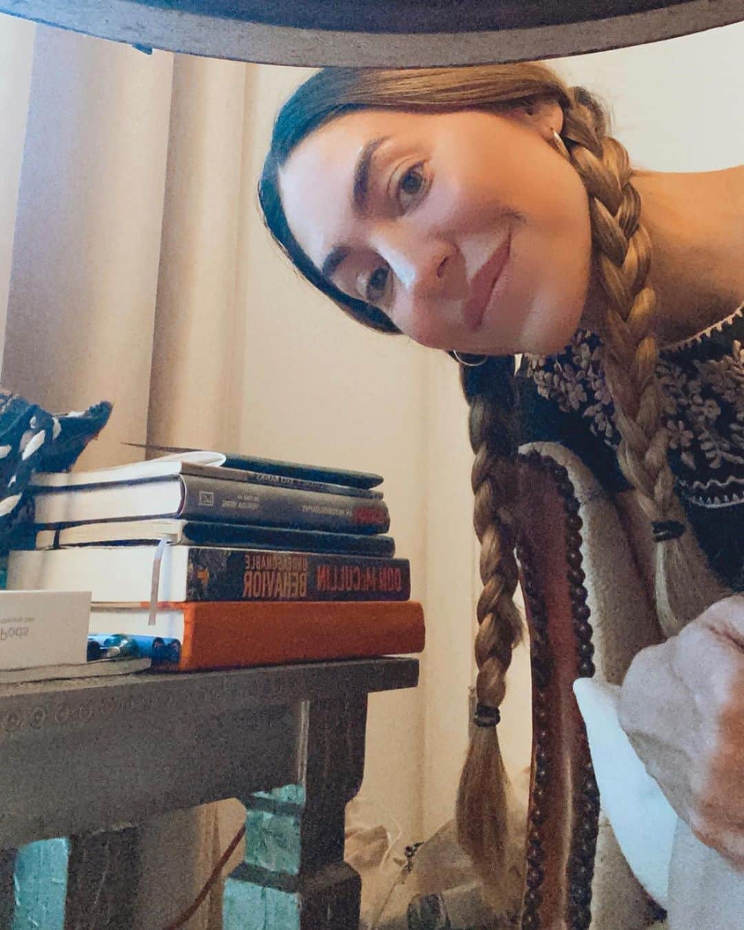 ナタリア・コルドバ・バックリーのインスタグラム：「el llamado universal de regresar a casa, de regresar a nosotros mismos, de evaluar los retoños que han brotado de las semillas que hemos sembrado hasta este momento, la vida nos centra en nuestra realidad y nos recuerda que es momento de cultivar.  Gracias 🌹... porque a pesar de no estar en cuerpo, tú espíritu continúa enseñándome. Te amo.  the universal call to return home, to return to ourselves, to evaluate the sprouts that have sprung from the seeds we have sown up to this moment, life focuses us on our reality and reminds us that it is time to cultivate.」