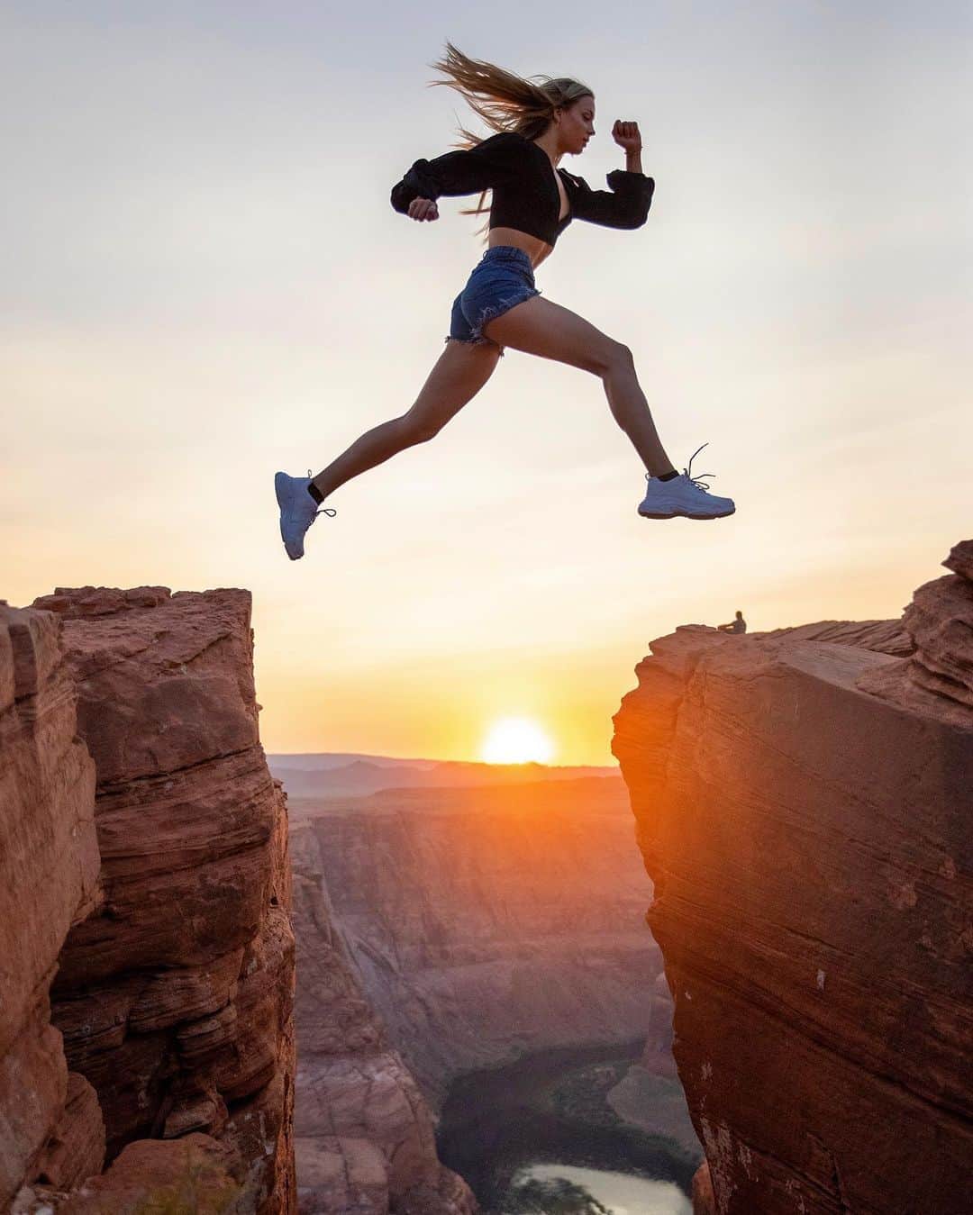 チャーリー・ジョーダンのインスタグラム：「A bit of a drop 👀✌🏼 Went back to one of my favorite places on this earth and recreated one of my shots from an OG road trip I did three years ago! Swipe to the end and see the original ✌🏼@boohoo #boohoobucketlist」