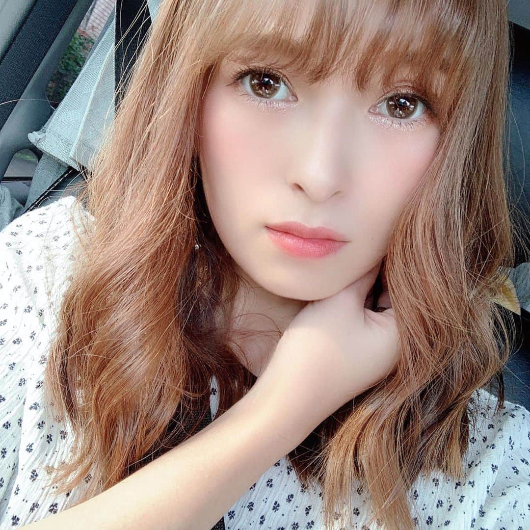 町田亜里香のインスタグラム：「今日はこんな感じ。 なんか顔でかくなった？ 最近マッサージさぼり気味だから あんまり変わってない？？ 気のせいならいいけど😱😱 最近前髪迷子✂️✨ 今日はブルーシートとかパラソル⛱とか 新調しに行きました🏃‍♀️💨 お盆休みじゅきはお家プール👙♡ . . #お買い物 #メイク #ママ  #28歳 #2児ママ #花柄トップス #花柄  @dholic_official」