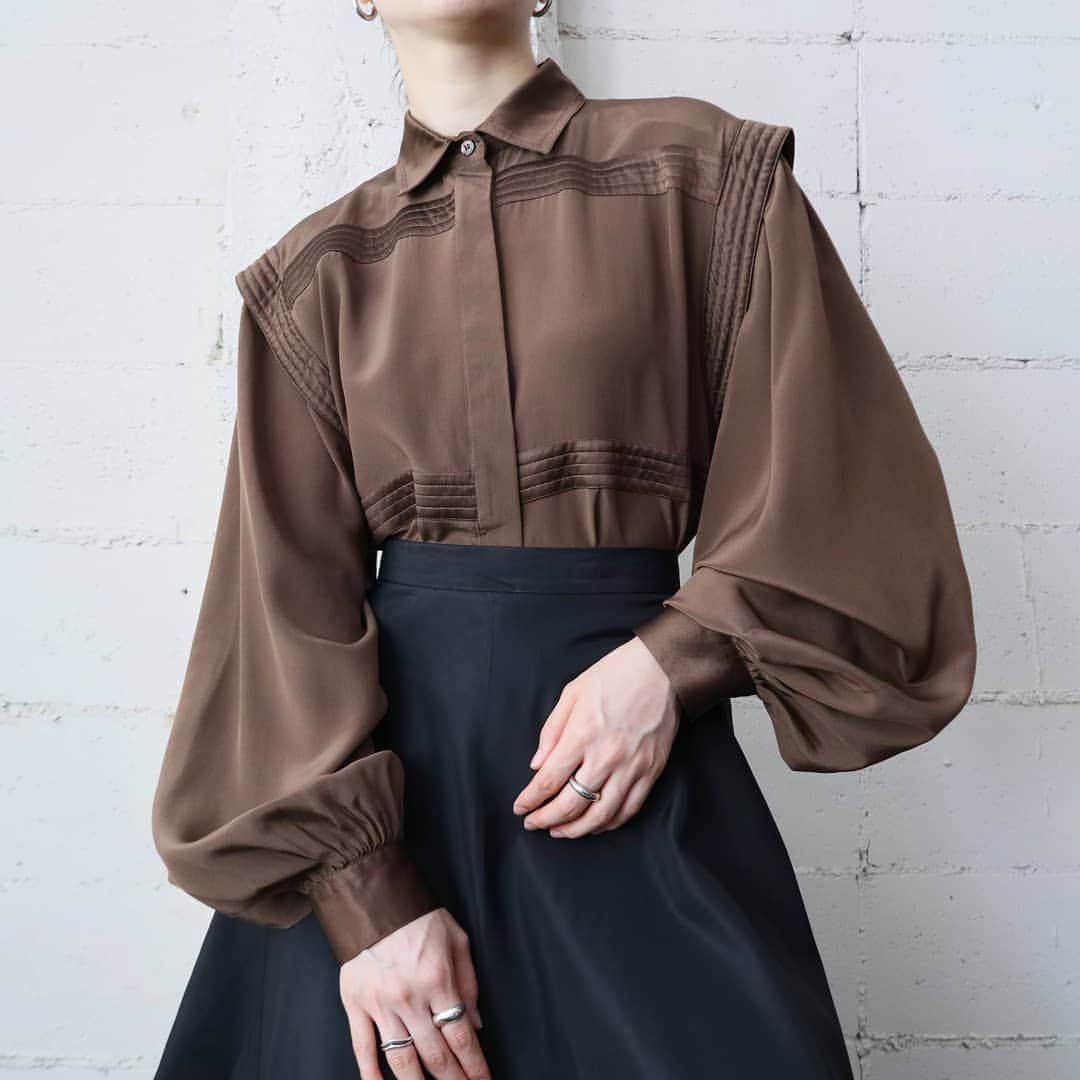 吉祥寺 古着屋 Orfeoのインスタグラム：「. ESCADA Volume Sleeve Blouse . . ONLINE SHOPでは引き続き8周年記念SALE開催中 明日、8/9まで全品30%OFF！ お得なこの機会にぜひご利用くださいませ . .  #orfeo #kichijoji #tokyo #vintage #used #fashion #coordinate #outfit  お問い合わせはインスタグラムのプロフィール掲載のメールアドレスにお願いいたします。コメント、DMでのお問い合わせは受け付けておりませんのでご了承ください。 ONLINE SHOPの商品も店頭にてご購入頂けます。気になる商品がございましたらスタッフにお声掛けください。  新型コロナウィルス感染拡大防止策を徹底した上で営業をしております。マスクの着用、入店時にアルコールでの消毒をお願いいたします。」