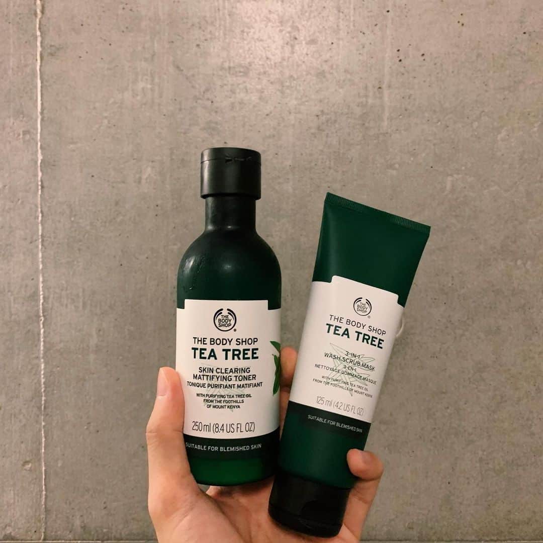 みっきーのインスタグラム：「この度『THE・BODY SHOP』様より﻿ TEE TREEシリーズ3点いただきました🎉﻿ ﻿ 洗顔、ボディシャンプー、化粧水の3つを試してみたけど﻿ まず、爽快感のある使用感がたまらない👏﻿ サッパリとした使い心地が特に✔︎﻿ ﻿ 香りもティーツリー、レモンティーツリー、タマヌの﻿ ブレンドオイルを使ってるみたいですごいスッキリ✔︎  嫌味がない香りだしメンズにも使いやすそうでおススメ🙆‍♂️﻿ ﻿ 日本の夏ってジメジメしてて過ごしづらいけど、﻿ サッパリ仕上がるスキンケアで気分も晴れそうだ😭☀️﻿ ﻿ 普段スキンケアしないって人も、﻿ メンズだから何買えば良いかわからないって人も﻿ これからスキンケアしてみようかなって人も﻿ この3点セットでクリーン素肌目指しましょう✔︎﻿ ﻿ #PR﻿ #ボディショップ﻿ #thebodyshop﻿ #真夏のクリーン素肌﻿ #ティーツリー」