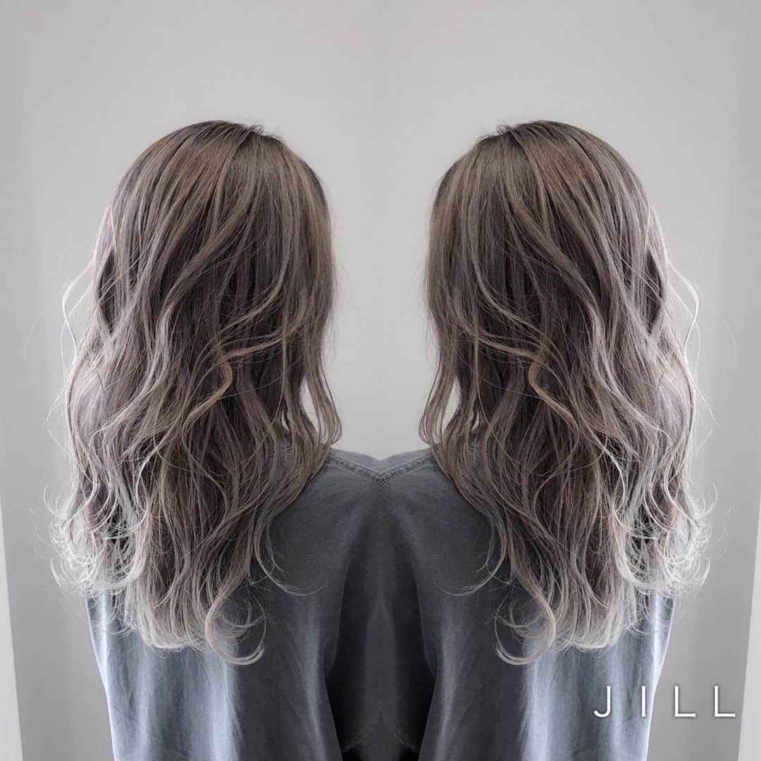 ハナフサユウスケのインスタグラム：「プラチナグレー♪ ＊ ＊ 夏はブリーチだねー ＊ ＊ #hairarrange#アレンジ#ヘアアレンジ#ヘアセット#美容室#美容師#姫路#岡山#赤穂#赤穂市#簡単アレンジ#ヘアアレンジ動画#セルフアレンジ#インナーカラー#バレイヤージュ#サロンモデル#サロモ#撮影#ハイライト#グラデーション#外国人風カラー#グレージュ#シルバーアッシュ#グレーアッシュ#ブリーチ#ムラシャン#ハイトーン#美容学生」