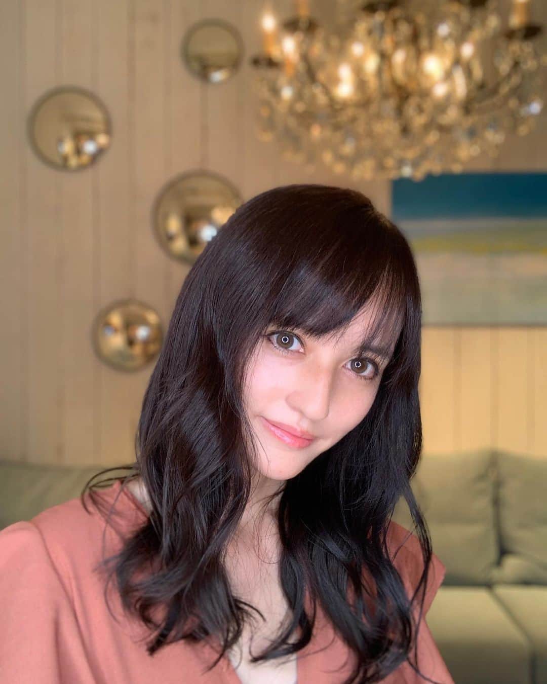 のインスタグラム：「こんにちは〜！ さていつもとどこが違うかわかりますか😂？  髪の毛！ 暗いグレーにしました✨  以前もお願いして凄く良かった表参道のgladの　@glad_hair_ryoya さんにまたやっていただきたくてリピート✨✨✨  なかなか美容院に行けないので 久々に暗めのグレーをお願いしたら とてもいい色に！  トリートメントもしてもらいトゥルントゥルンで最高です🥺✨✨✨✨  前回も1ヶ月以上トリートメントが持ったので、夏の紫外線ダメージ髪で困っている方本当にオススメですよ！  私のインスタを見た方は 15%オフになるのでこの機会に是非使ってみてくださいねっ！  とっても丁寧で最先端ヘアになれるのでオススメです✨ 表参道駅すぐですよ！  @glad_hair_ryoya @hair_salon_glad  #findmyself2020 #南青山 #青山 #表参道 #GLAD. #西海岸風 #西海岸風サロン #ロンハーマン #ハイライト #ダブルカラー #透明感カラー #バレイヤージュ  #エアータッチ #ケアカラー #ケアブリーチ #olaplex #オラプレックス #Aujua #ヘアサロン #glad_hair_ryoya #山田涼也 #池田エライザ　になりたい笑」