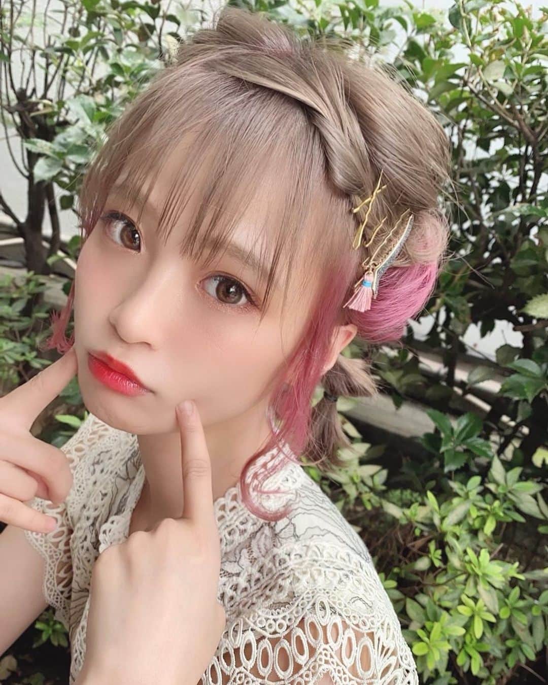 のインスタグラム：「ぶりっこポーズ🥺 ・ ・ 可愛いヘアアレンジしてもらった😍✨ ・ ・ ・ #いいね返し#f4f#l4l#サロンモデル#サロモ#撮影依頼募集中#グレージュ#透明感#ビジョビ#インフルエンサー#被写体#作品撮り #instagood#likeforlikes#followforfollowback#followme#follow4followback#ミスコン」