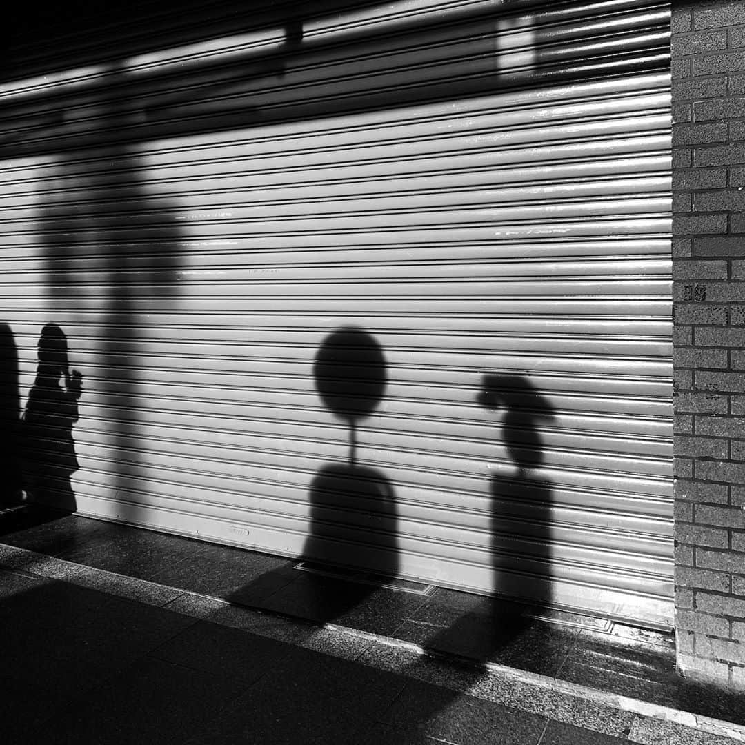 naotakeのインスタグラム：「バス停 - Bus stops / iPhone XR & Snapseed, 20200809 . . 夏休み初日はダラダラ過ごす。このまま最終日までいかないように注意。 . . #spicollective #royalsnappingartists #infamous_family #rsa_main #infinity_photo_cult #2_fineart #jp_gallery_member #jp_gallery_bnw #trb_bnw #wp_bnw  #bnw_life #bnwlife_member #bnw_life_shots #bnw_captures #world_bnw #top_bnw #team_jp_ #team_jp_モノクロ #ig_energy_bw #ig_nihon #streetphotographybnw #igersjp #blackandwhite #bnw #bnwphoto #monochrome #bw #bnwphotography #ShotOniPhone #shotoniphoneXR」