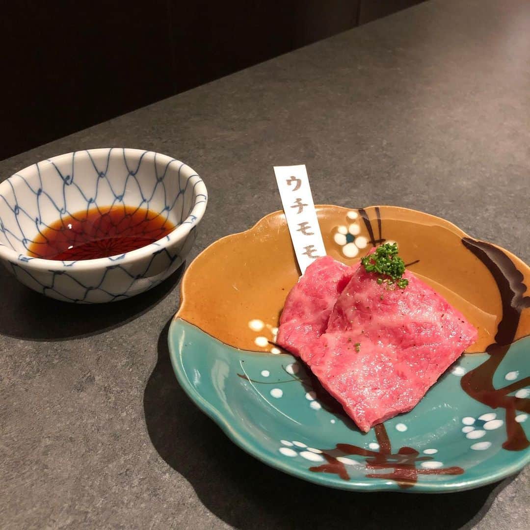 飯泉吏南さんのインスタグラム写真 - (飯泉吏南Instagram)「. . @ryudochotakumi.roppongi  に行ってきたよ🍴 . どのお肉も美味しすぎて 刺しも焼きも最高だった、、ほんとに幸せ🍖 . 〆の冷麺は神的な見た目で 味もめちゃくちゃ美味しすぎて感動😭 . お店はシックな雰囲気で落ち着いてて 個室もあるからいろんなシーンで使いやすそう💭 . 美味しすぎたからまた行きたい〜😭 . . #焼肉 #焼肉膳所龍土町匠 #六本木焼肉 #知床牛 #pr #トリドリベース #アホ毛たちまくり」8月8日 19時49分 - pocha_rina