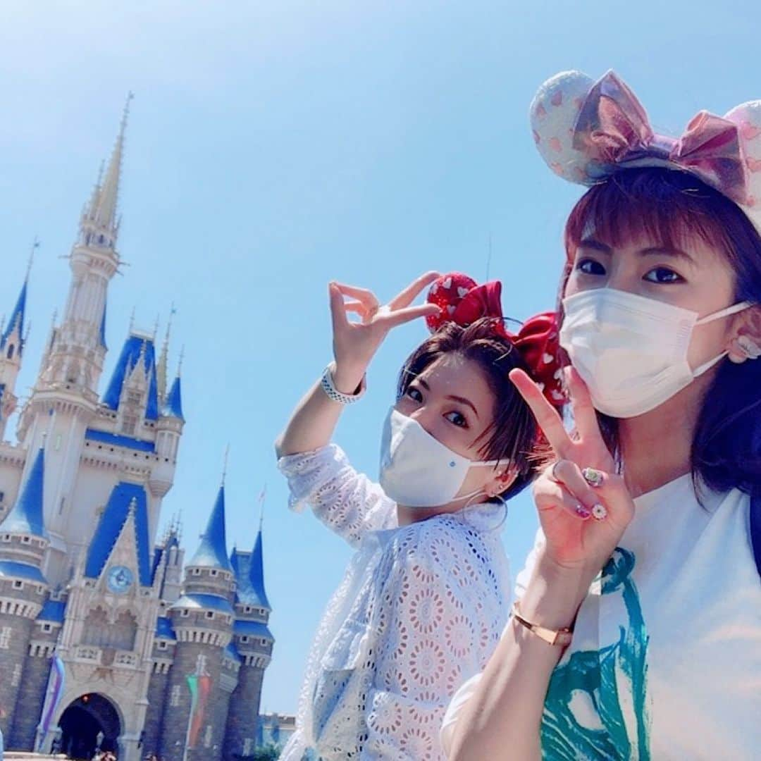 彩波けいとのインスタグラム：「・ Disney land 🏰💫 ・ つるが用意してくれたお揃いの カチューシャでパチリ📸⚡️ ・ カチューシャ似合わなすぎて 途中からティガーにしたよ🐯笑 ・ チケット取ってくれて1日 付き合ってくれたつるに タオルプレゼント🦄💓 ・ #ディズニー #ディズニーランド #disney #disneyland #disneyphoto #disneygram #ディズニーコーデ #ティガー #🐯 #夢の国 #桜花りな #彩波けいと #宝塚同期 #宝塚og #親友 #大好き #刈り上げ女子 #ハンサムショート #guess #guessgirl #ディズニー好きな人と繋がりたい」