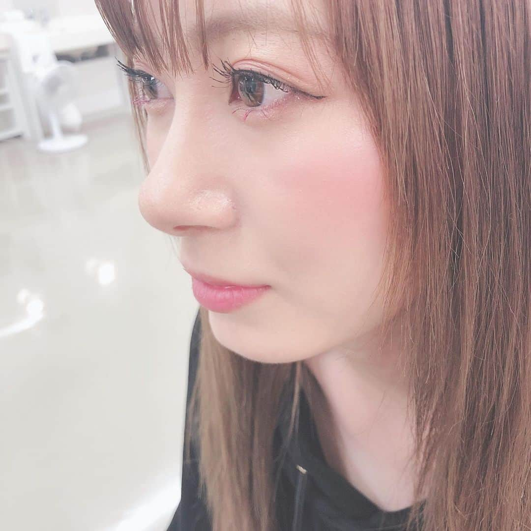 生田衣梨奈さんのインスタグラム写真 - (生田衣梨奈Instagram)「♥メンバーが撮るえりぽんシリーズ♥﻿ ﻿ 今日は。。。稲場愛香ちゃん！！！！﻿ @manaka_inaba.official  ﻿ たくさん撮ってくれました♥﻿ ありがとう♡﻿ ﻿ いやーーーー！！！﻿ 流石かわいい子が撮る写真は可愛くなります♥﻿ ﻿ 研究熱心だからね♥️﻿ ﻿ 結構いなばっちょとメイク道具が一緒のものが多かった！﻿ 発見ですね♥﻿ ﻿ 同い年なんだけどまじで見えない笑﻿ ﻿ 今日はね北海道でのコンサートって事で﻿ いなばっちょの地元♥﻿ ﻿ すごいウキウキしてました♥﻿ いい事や〜😭﻿ ﻿ 次はえりの地元の福岡県にいきますよー♥️﻿ たのしみですね♥﻿ ﻿ ちなみに明日は。。。﻿ 大阪のみなさん会いに行くよー♥﻿ ﻿ ﻿ #morningmusume20 #モーニング娘20﻿ #helloproject  #顔面国宝﻿ #えりぽんかわいい #アイドル﻿ 存在が #インスタ映え #かわいい﻿ #Love #beauty﻿ #followme #makeup﻿ #Instagram #instagood﻿ #메이크업 #얼스타그램﻿ #ig_Japan #팔로미﻿ #フォロー歓迎 #ootd﻿ #稲場愛香 #北海道﻿ #生田衣梨奈  #cute﻿ #いいね #おすすめ﻿ #IDOL #골프﻿ #SELFIE #셀카」8月8日 20時03分 - erina_ikuta.official