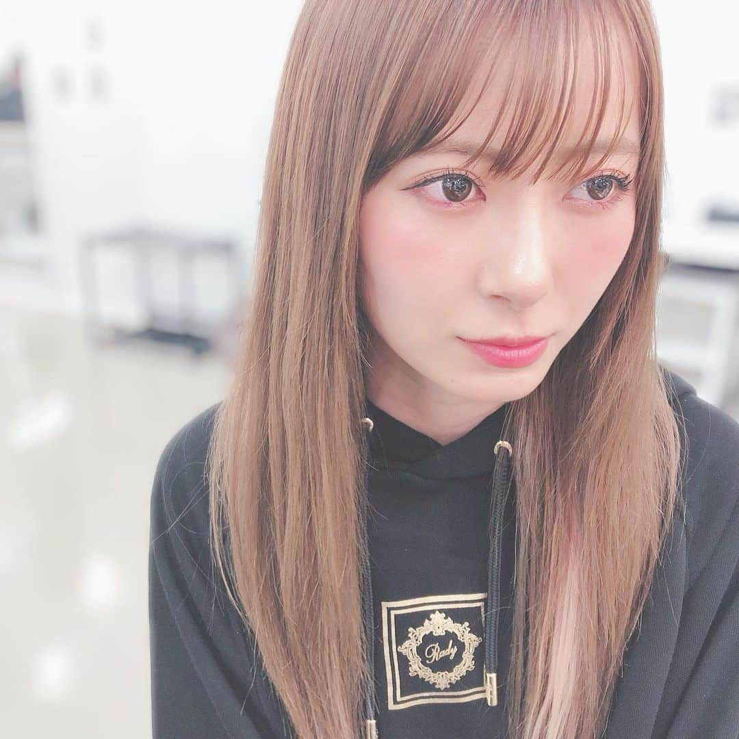 生田衣梨奈さんのインスタグラム写真 - (生田衣梨奈Instagram)「♥メンバーが撮るえりぽんシリーズ♥﻿ ﻿ 今日は。。。稲場愛香ちゃん！！！！﻿ @manaka_inaba.official  ﻿ たくさん撮ってくれました♥﻿ ありがとう♡﻿ ﻿ いやーーーー！！！﻿ 流石かわいい子が撮る写真は可愛くなります♥﻿ ﻿ 研究熱心だからね♥️﻿ ﻿ 結構いなばっちょとメイク道具が一緒のものが多かった！﻿ 発見ですね♥﻿ ﻿ 同い年なんだけどまじで見えない笑﻿ ﻿ 今日はね北海道でのコンサートって事で﻿ いなばっちょの地元♥﻿ ﻿ すごいウキウキしてました♥﻿ いい事や〜😭﻿ ﻿ 次はえりの地元の福岡県にいきますよー♥️﻿ たのしみですね♥﻿ ﻿ ちなみに明日は。。。﻿ 大阪のみなさん会いに行くよー♥﻿ ﻿ ﻿ #morningmusume20 #モーニング娘20﻿ #helloproject  #顔面国宝﻿ #えりぽんかわいい #アイドル﻿ 存在が #インスタ映え #かわいい﻿ #Love #beauty﻿ #followme #makeup﻿ #Instagram #instagood﻿ #메이크업 #얼스타그램﻿ #ig_Japan #팔로미﻿ #フォロー歓迎 #ootd﻿ #稲場愛香 #北海道﻿ #生田衣梨奈  #cute﻿ #いいね #おすすめ﻿ #IDOL #골프﻿ #SELFIE #셀카」8月8日 20時03分 - erina_ikuta.official