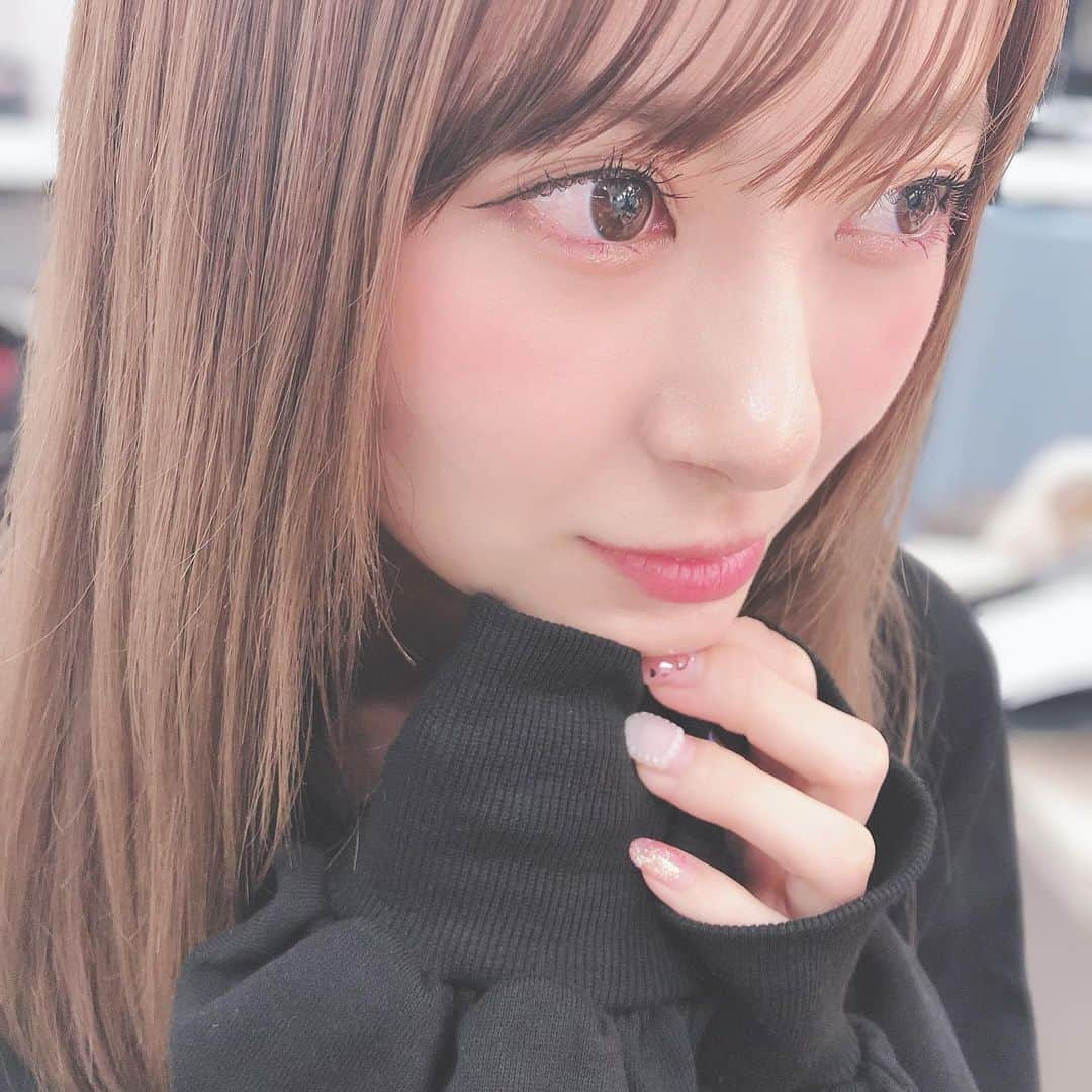 生田衣梨奈さんのインスタグラム写真 - (生田衣梨奈Instagram)「♥メンバーが撮るえりぽんシリーズ♥﻿ ﻿ 今日は。。。稲場愛香ちゃん！！！！﻿ @manaka_inaba.official  ﻿ たくさん撮ってくれました♥﻿ ありがとう♡﻿ ﻿ いやーーーー！！！﻿ 流石かわいい子が撮る写真は可愛くなります♥﻿ ﻿ 研究熱心だからね♥️﻿ ﻿ 結構いなばっちょとメイク道具が一緒のものが多かった！﻿ 発見ですね♥﻿ ﻿ 同い年なんだけどまじで見えない笑﻿ ﻿ 今日はね北海道でのコンサートって事で﻿ いなばっちょの地元♥﻿ ﻿ すごいウキウキしてました♥﻿ いい事や〜😭﻿ ﻿ 次はえりの地元の福岡県にいきますよー♥️﻿ たのしみですね♥﻿ ﻿ ちなみに明日は。。。﻿ 大阪のみなさん会いに行くよー♥﻿ ﻿ ﻿ #morningmusume20 #モーニング娘20﻿ #helloproject  #顔面国宝﻿ #えりぽんかわいい #アイドル﻿ 存在が #インスタ映え #かわいい﻿ #Love #beauty﻿ #followme #makeup﻿ #Instagram #instagood﻿ #메이크업 #얼스타그램﻿ #ig_Japan #팔로미﻿ #フォロー歓迎 #ootd﻿ #稲場愛香 #北海道﻿ #生田衣梨奈  #cute﻿ #いいね #おすすめ﻿ #IDOL #골프﻿ #SELFIE #셀카」8月8日 20時03分 - erina_ikuta.official