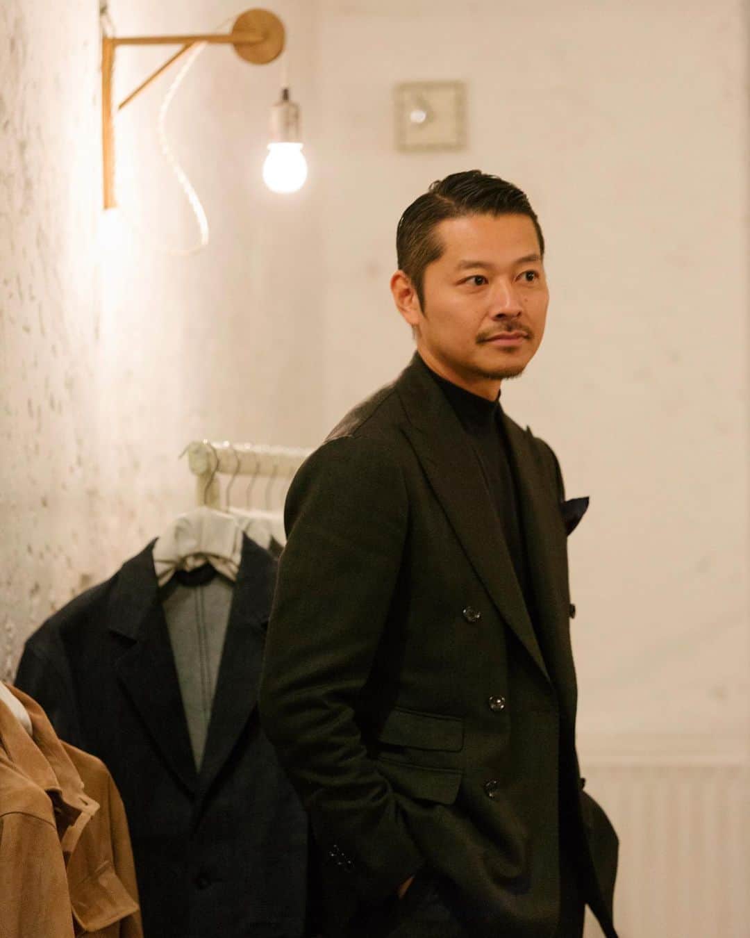 高田朋佳のインスタグラム：「今年の1月にミラノでローンチをした、 @colony_clothing の20FWコレクションが来月を目処に、バイイングをして頂いた各社様で販売が開始されます！ @designworks_mens_official さんの銀座店では8/13(水)から8/17(火)までの期間で、バイイングして頂いた商品のサンプルをご用意して先行受注販売会を開催して下さいます！ もちろん @colony_clothing だけでなく、その他バイイングされている商品サンプルも揃う期間限定イベントですので、こんな状況ではありますが、ご興味ある方は覗かれてみて下さい！ もちろん、感染予防対策は徹底しております。  ———————————————————————— #2020fw #mensstyle #mensstyleguide #menswear  #takadachannel #youtuber #onlyone #newcolonialstyle #jetset #singapore #luxuryresort #colonyclothing #singaporelife #singaporestyle  #lifestyle #fashion #mensfashions #dapper #igfashion #sprezzatura」