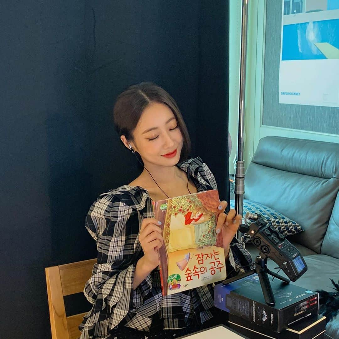 ギョンリ さんのインスタグラム写真 - (ギョンリ Instagram)「시작은 ASMR 이었으나...🤣 #구연동화 #상체와하체의온도차이 #비하인드컷 #유튜브경리생활! #구독👆」8月8日 19時59分 - gyeongree