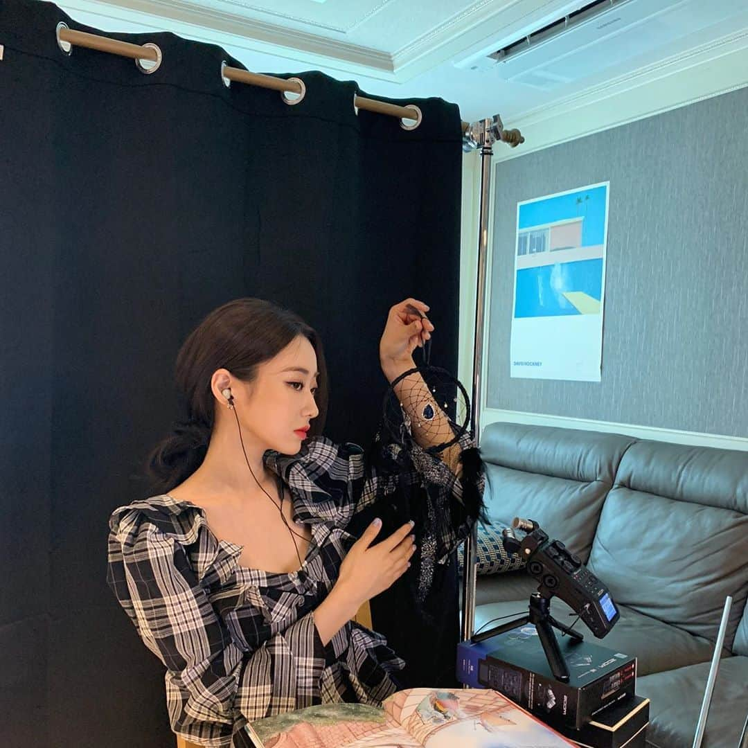 ギョンリ さんのインスタグラム写真 - (ギョンリ Instagram)「시작은 ASMR 이었으나...🤣 #구연동화 #상체와하체의온도차이 #비하인드컷 #유튜브경리생활! #구독👆」8月8日 19時59分 - gyeongree