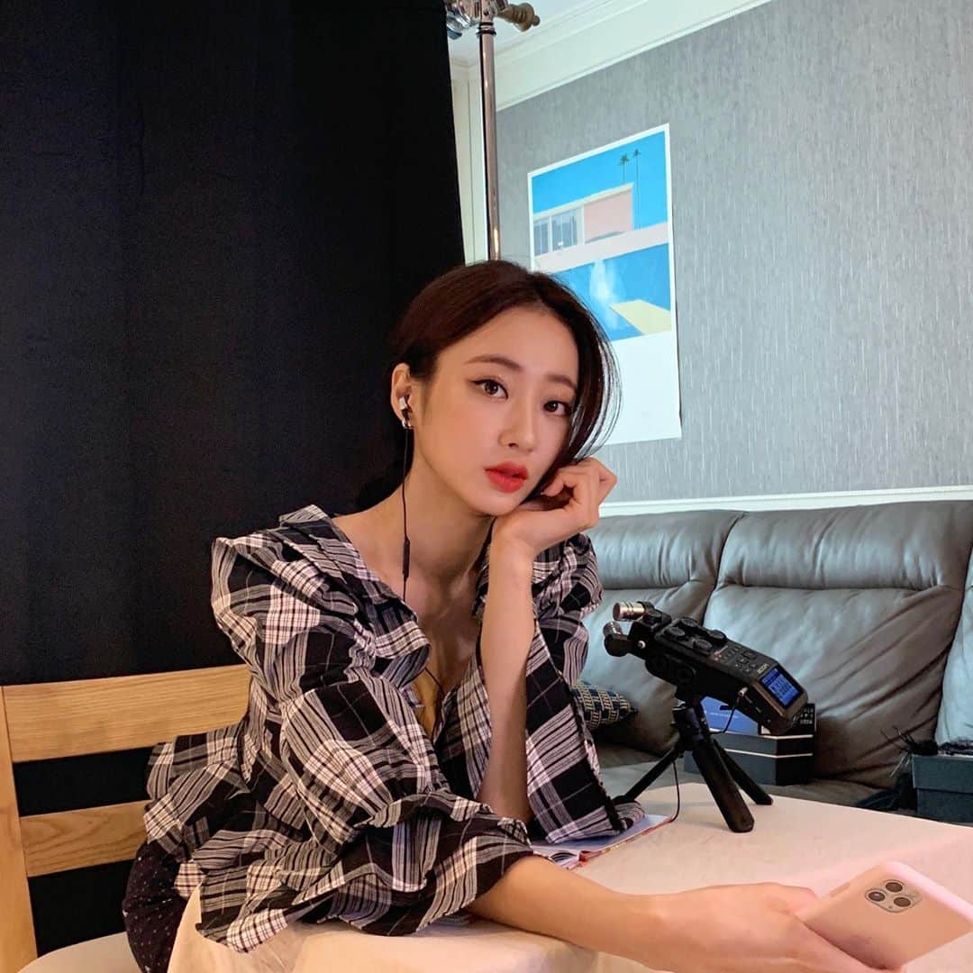 ギョンリ のインスタグラム：「시작은 ASMR 이었으나...🤣 #구연동화 #상체와하체의온도차이 #비하인드컷 #유튜브경리생활! #구독👆」