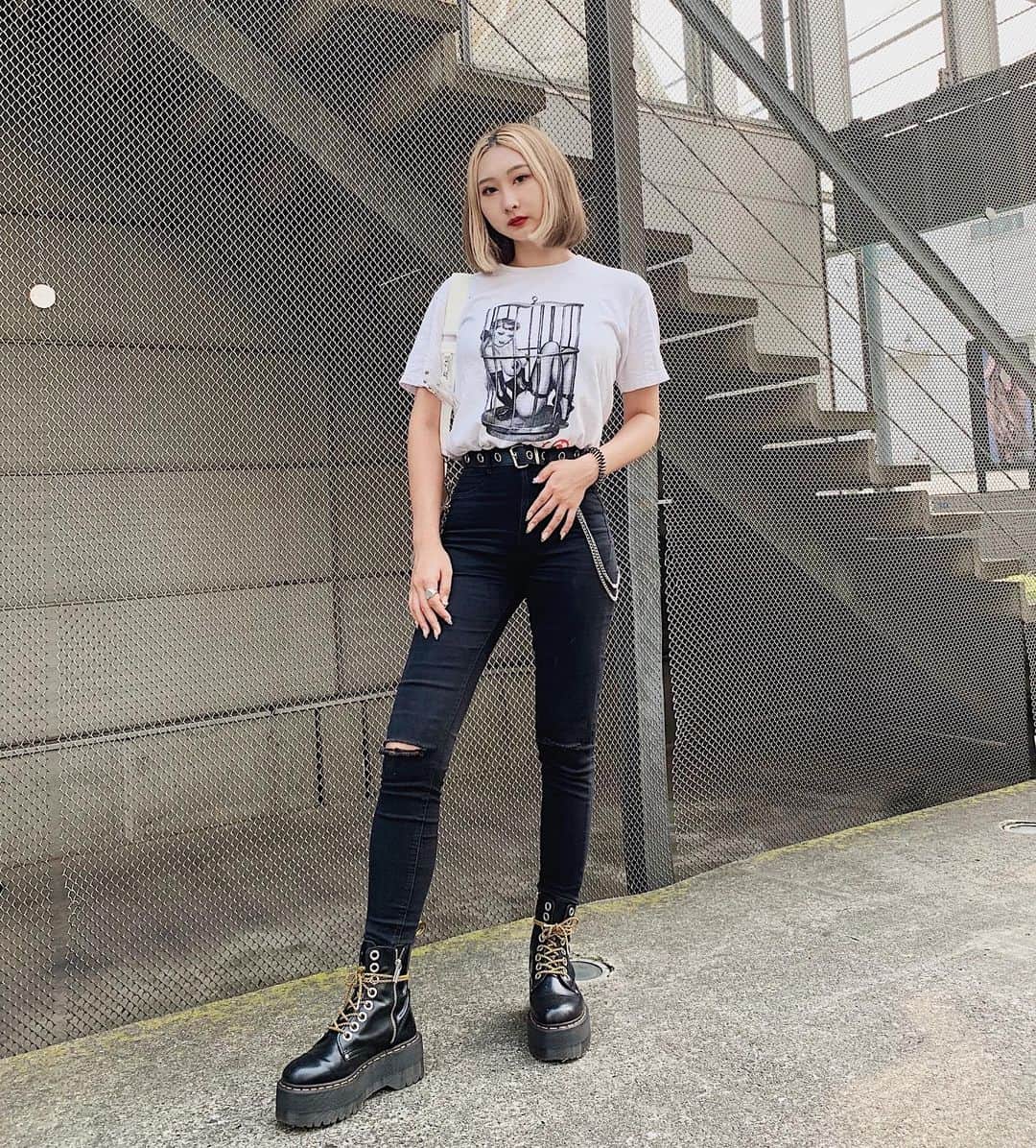 のインスタグラム：「#outfitoftheday 🖤❤️  久々 @richardsonworld のTシャツ着てアゲ⤴︎ 今日も暑かったねぇ〜🔥💦」