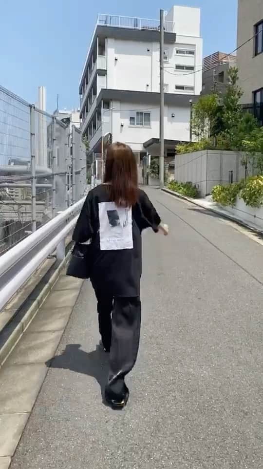 のインスタグラム：「153cmコーデ🖤 再入荷中の大人気サテンパンツは 歩くと光沢がとってもかわいいんだよ〜☺️ オールシーズン使えるよ！☀️ @leannofficial」