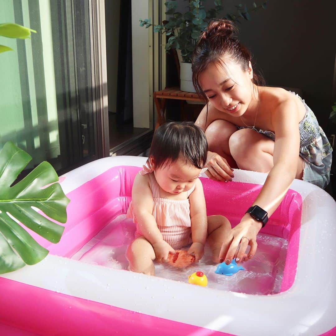 DJ YURiAのインスタグラム：「🌞🌞🌞﻿ ﻿ ﻿ ﻿ 急に暑過ぎる日々🙄💦﻿ ﻿ 家でなんとか気分転換🌻﻿ ﻿ ベランダプール﻿ 楽しそうにしてくれて﻿ 良かった🏊🏻‍♀️﻿ ﻿ 暑い日の定番になりました🤗﻿ ﻿ ﻿ 最後の写真は﻿ ちょうど一年前くらいの﻿ 沖縄旅行。﻿ プールサイドでゴロゴロ💛﻿ 懐かしいなぁ😭﻿ ﻿ ﻿ ﻿ ﻿ #mylittlegirl﻿ #15monthsold﻿ #生後15ヶ月﻿ #1歳3ヶ月﻿ #新米ママ﻿ #ベランダ #ベランダプール #ベランピング」