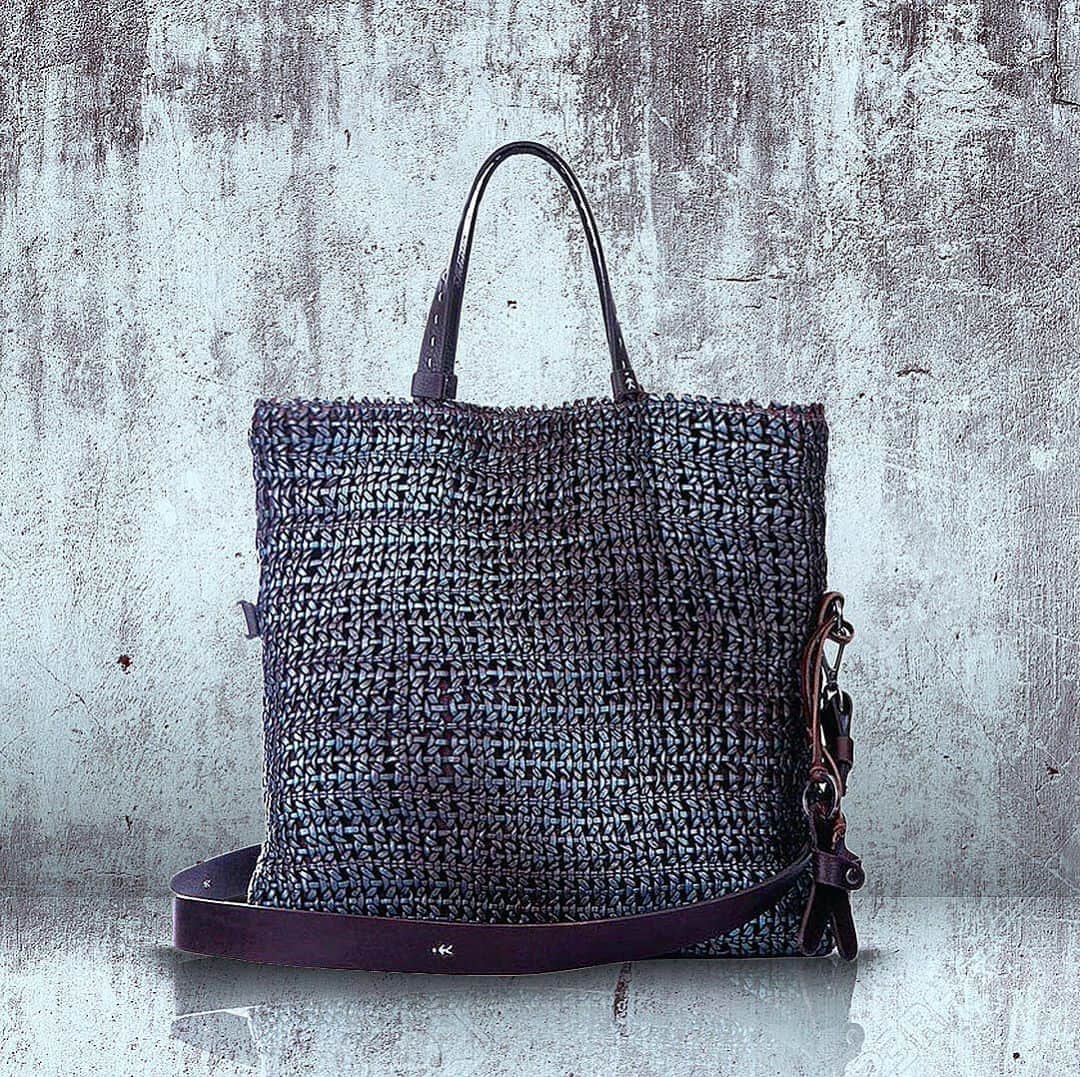 エンリーベグリンのインスタグラム：「The other variant of our #HenryBeguelin Folder M intreccio Maltino  tote/crossbody bag in dark brown color, sprayed in metallic turquoise color #HBSS20#fashion#vegtan# handstitcheather#handmadeleather#crossbodybag#luxurybag# bagaddict#」