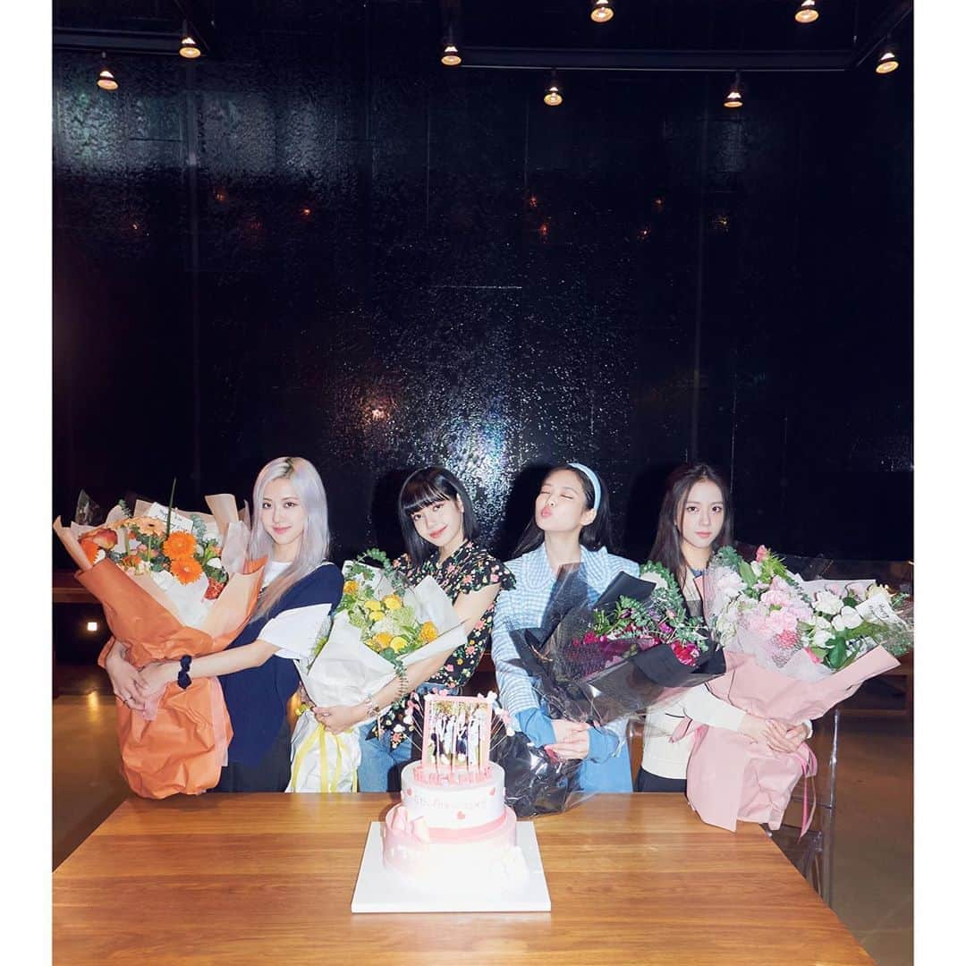 BLACKPINKさんのインスタグラム写真 - (BLACKPINKInstagram)「BLACKPINK and BLINK Our 4 year anniversary  We love you 🖤💕」8月8日 20時08分 - blackpinkofficial