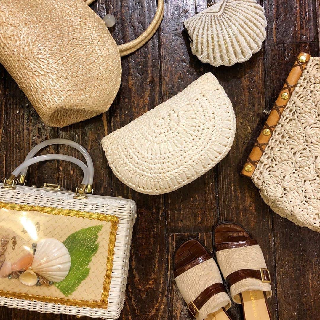 NUTTY Vintage&Collectibleのインスタグラム：「⛱RECONEND VINTAGE⛱  ☑︎vtg summer straw bags  夏らしいバッグも沢山ご用意しております＊ こちらも全て10%OFF🤭💭💗  通販も10%OFFになりますので、 詳細はお気軽にDMにてお問い合わせください📮  🌈❤️Special Thanks❤️🌈 〜2020 Summer〜 ▷▷8/8(sat)〜8/16(sun) 9日間限定◁◁ 🔻店内USED&VINTAGEアイテム  【全品10%OFF】 --セール対象外のアイテムも全品10%OFF-- 🔻さらにONLINE STORE掲載アイテム 【全品10〜50%OFF】&送料無料 ※オリジナルアイテムなどを含む一部除外品あり ※GLAZE KOHL商品は対象外となります」