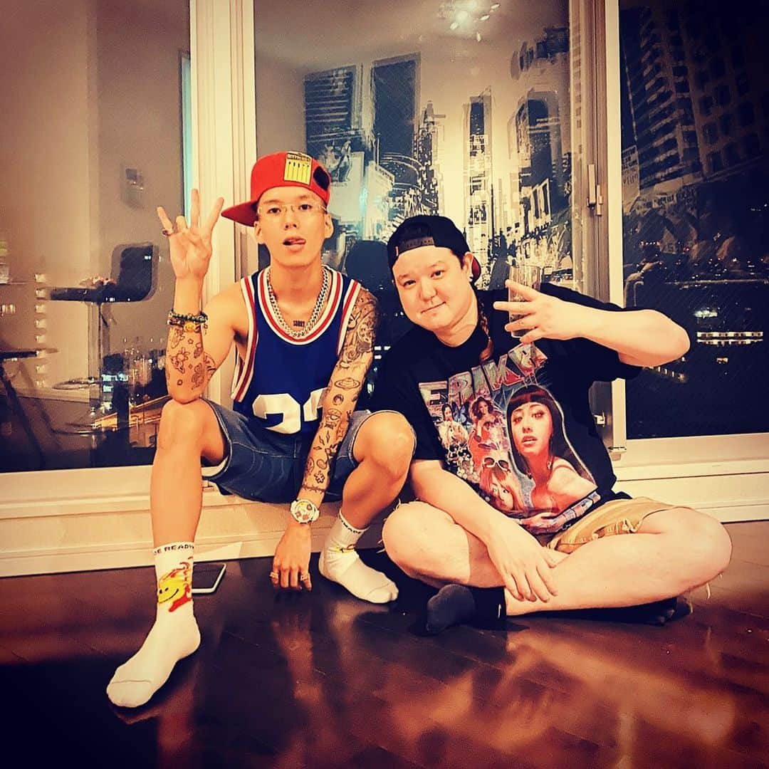 のインスタグラム：「hung out w/ Mr. Wavy the dragon 🐉✨」