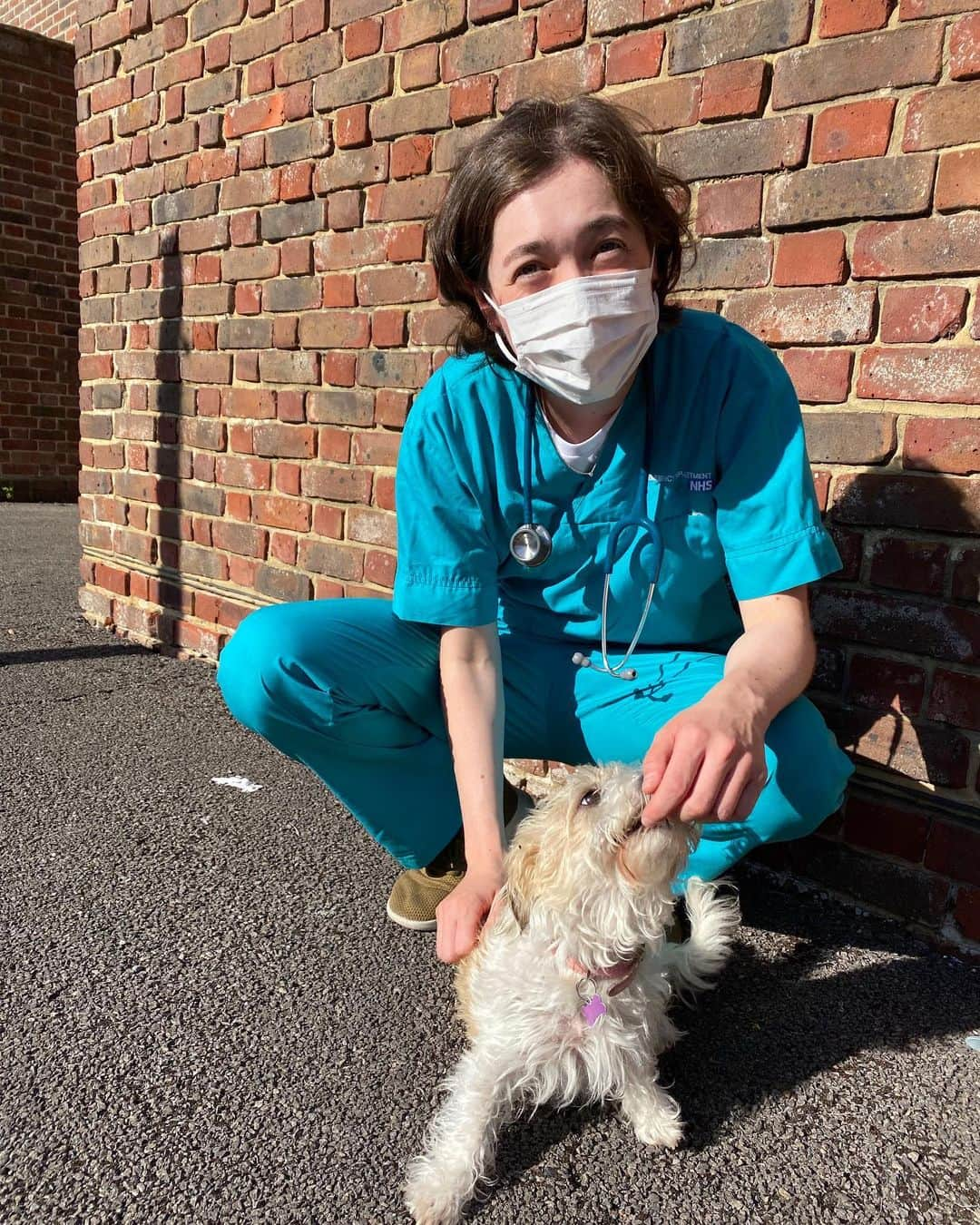 香華（KOuKA）のインスタグラム：「This is my sister. She is a #NHS junior doctor who has worked throughout the pandemic. A few weeks ago in the UK, chancellor Rishi Sunak awarded a 3.1 percent pay rise for 900,000 public sector workers. Overlooked in the pay rise were nursing staff, junior doctors (70% of all UK doctors) and other allied health care professionals. Over the past few months, more than 500 of these NHS and social care workers have died from COVID-19 in the UK. I just wanted to highlight what incredible, hardworking people they are for doing an amazing job every single day ❤️ Please sign the link in my bio to help. Thanks @kitty_hayes for the post inspo!!   病院で働いてる皆さん、心から感謝してます。ありがとうございます🙏 #お姉さん #救急医 #医療従事者」