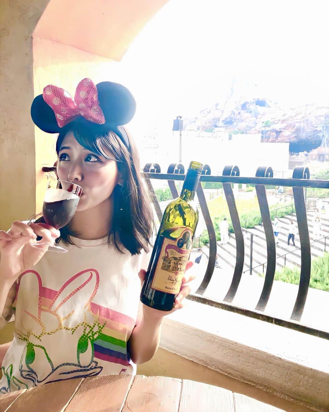 吉田早織さんのインスタグラム写真 - (吉田早織Instagram)「ディズニー最後の投稿かな？(*•̀ᴗ•́*)و ̑̑ 大好きなザンビーニレストランでただワインを飲むいつもの絵面。🍷笑笑 ボトル2000円とかで、そこらへんの店より安い🥺✨笑  #ディズニー#ディズニーシー#ディズニーランド#デイジー#デイジーダック#disney#disneysea#disneyland#tokyodisneysea#winstadisney#ディズニー好きな人と繋がりたい#ミニー#ミニーマウス#ミニーちゃん #ミニーコーデ#ディズニーコーデ #ディズニー写真部 #follow#followforfollowback #followme#インスタ映え#インスタ映えスポット#dオタさんと繋がりたい #ザンビー二ブラザーズリストランテ」8月8日 20時15分 - saoriyoshida034