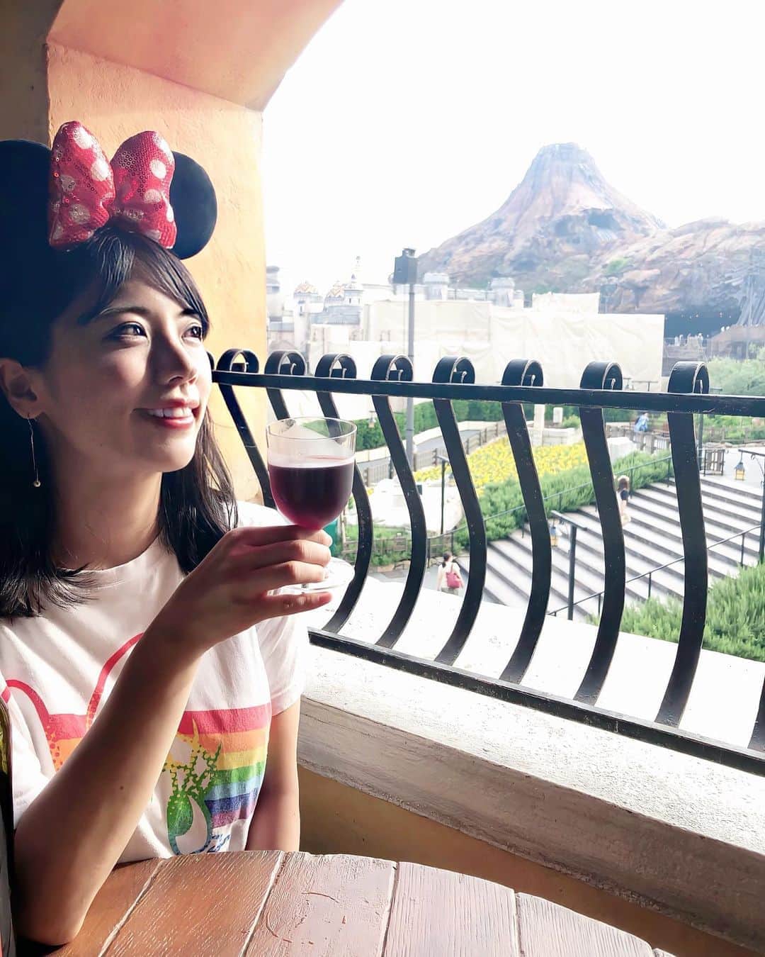 吉田早織さんのインスタグラム写真 - (吉田早織Instagram)「ディズニー最後の投稿かな？(*•̀ᴗ•́*)و ̑̑ 大好きなザンビーニレストランでただワインを飲むいつもの絵面。🍷笑笑 ボトル2000円とかで、そこらへんの店より安い🥺✨笑  #ディズニー#ディズニーシー#ディズニーランド#デイジー#デイジーダック#disney#disneysea#disneyland#tokyodisneysea#winstadisney#ディズニー好きな人と繋がりたい#ミニー#ミニーマウス#ミニーちゃん #ミニーコーデ#ディズニーコーデ #ディズニー写真部 #follow#followforfollowback #followme#インスタ映え#インスタ映えスポット#dオタさんと繋がりたい #ザンビー二ブラザーズリストランテ」8月8日 20時15分 - saoriyoshida034