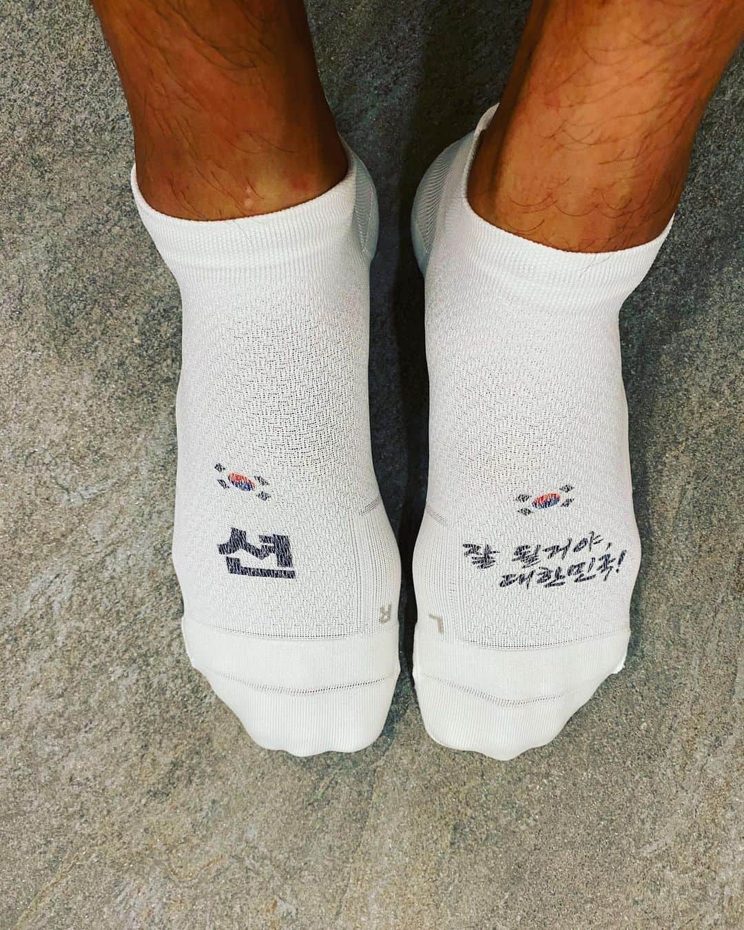 ジヌションさんのインスタグラム写真 - (ジヌションInstagram)「🧦 고마워요 #삭스업 @socksup.official  커스텀 1 of 1 이거 신고 81.5km 달려야지🏃‍♂️ #잘될거야대한민국 #션」8月8日 20時16分 - jinusean3000