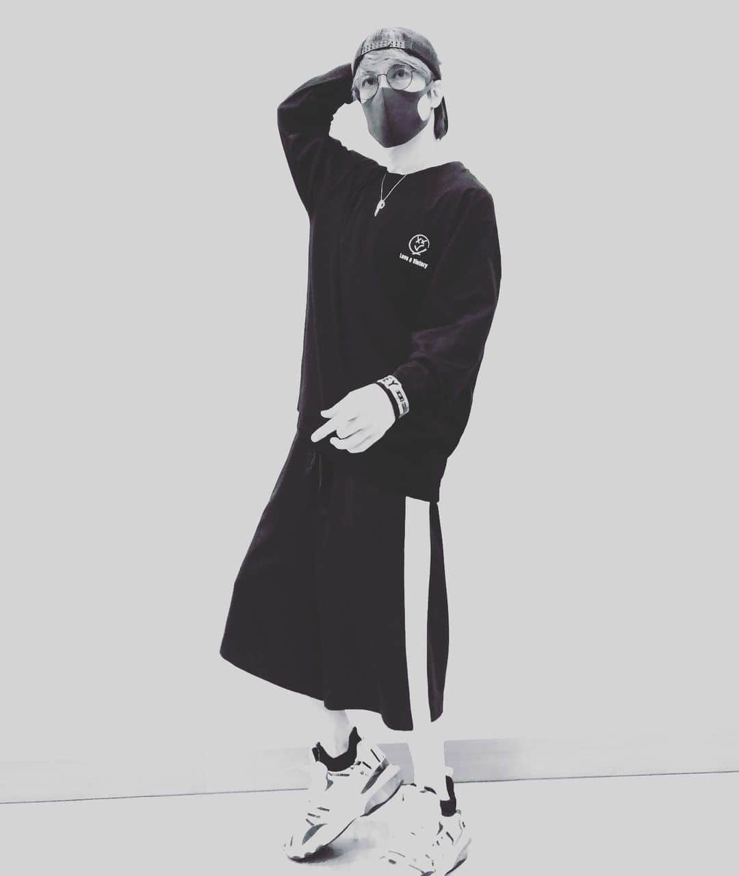 貴水博之のインスタグラム：「パンツ試作品もイイ感じやんかー‼️ほぼ決定ィイイッ😉🎉🎉🎉🎉🎉🎉🎉🎉🎉🎉 #HIRO's #L&V #new #real #life #goods #half #pants #washyourhands #gargle #mask #doourbest」