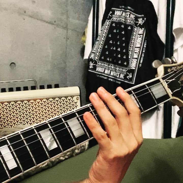 小野武正のインスタグラム：「わしにちは！わしです！ウーバーイーツのうどんが全然伸びないくて暖かいのに感動してます！！﻿ ﻿ 今日はヤマハのワイヤレスアンプでわしつなぎにトライ！！﻿ 色々な音出るので試行錯誤中、、、﻿ Alaska Jamの2枚目のミニアルバムの一曲目でライブでもよく頭にやる曲ですねえ。ALASKA FUNKY 4 !!!の2サビ前のカッティング!!﻿ ﻿ 8/13にAlaska Jamリモートトークライブを20時からツイキャスでやるので是非是非お待ちしてます！﻿ どうやら秘蔵デモ音源？ライブ音源？が出るやら？でないやら？﻿ ゲストは﻿ サザ○さんよりタ○ちゃんマ○オさん﻿ 名探偵コ○ンより毛○小五郎さん﻿ ドラえも○よりし○かちゃん﻿ 出川○郎さん﻿ 井上○水さん﻿ が硬いところでしょうか、、、﻿ ﻿ それではわしなら！！﻿ ﻿ #わしつなぎ﻿ #alaskajam﻿ #わしラジオは8/15の21時からやるよ﻿ #久野くんとのドコまさラジオは8/18の21時からやるよ」