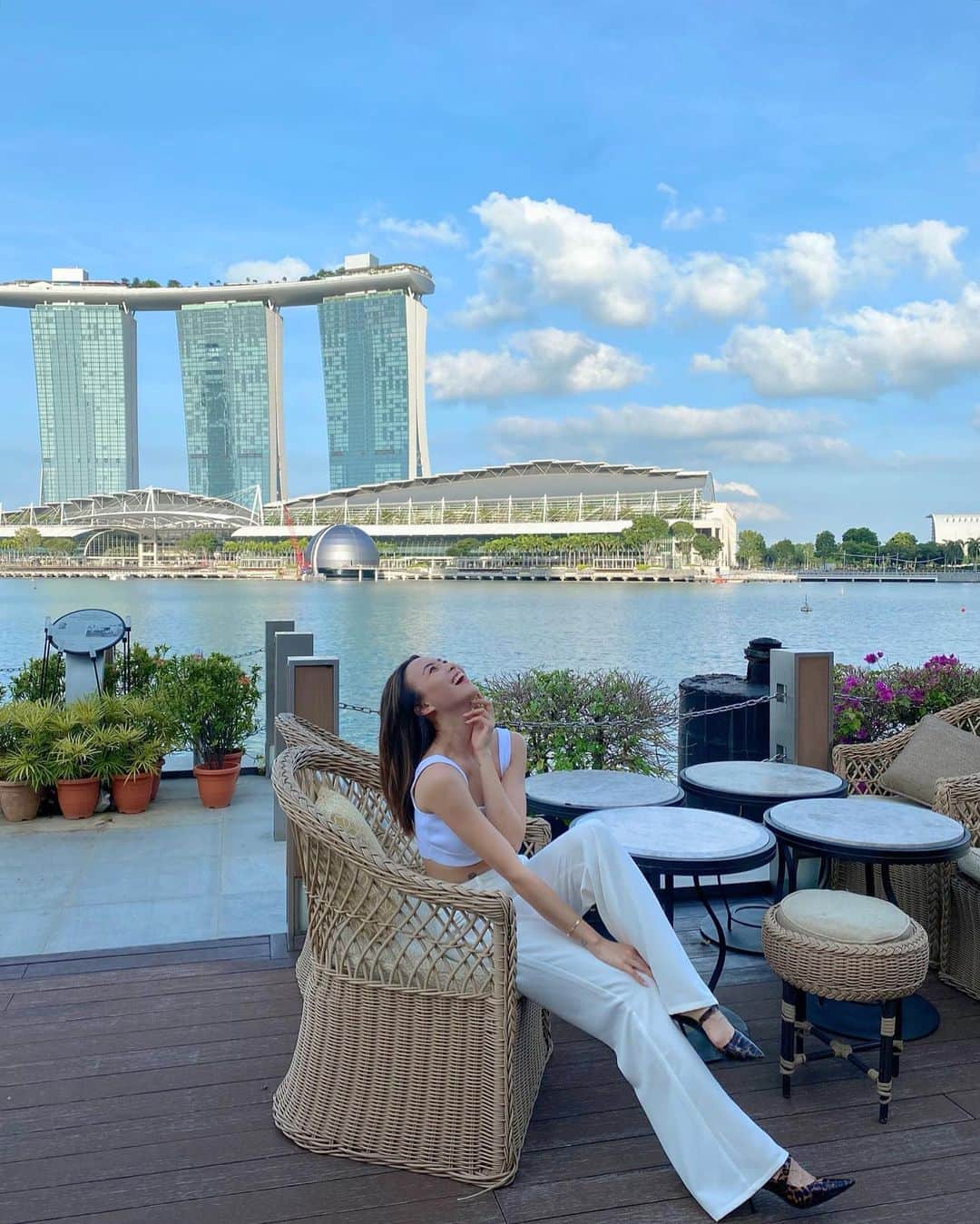 ソニアのインスタグラム：「This has gotta be hands down one of my favourite spots in SG 😭🇸🇬 . For the first time, the NDP comes to you LIVE in two separate segments on Sunday 9 August - 10.20am with the Morning Parade, and at 7pm for the NDP 2020 Evening Show 🥳 . If you can, display your Singapore flag proudly to celebrate Singapore's 55th birthday and catch the shows LIVE on the Ch5, Ch8, Ch U, Suria, Vasantham, meWATCH, meWATCH Youtube, CNA Youtube, & Ch8 Youtube! . Meantime, checking into @fullertonbayhotelsg for the weekend to celebrate! 💚 #RediscoverFullerton #FullertonExperience #shotoniphone by @jermsng」