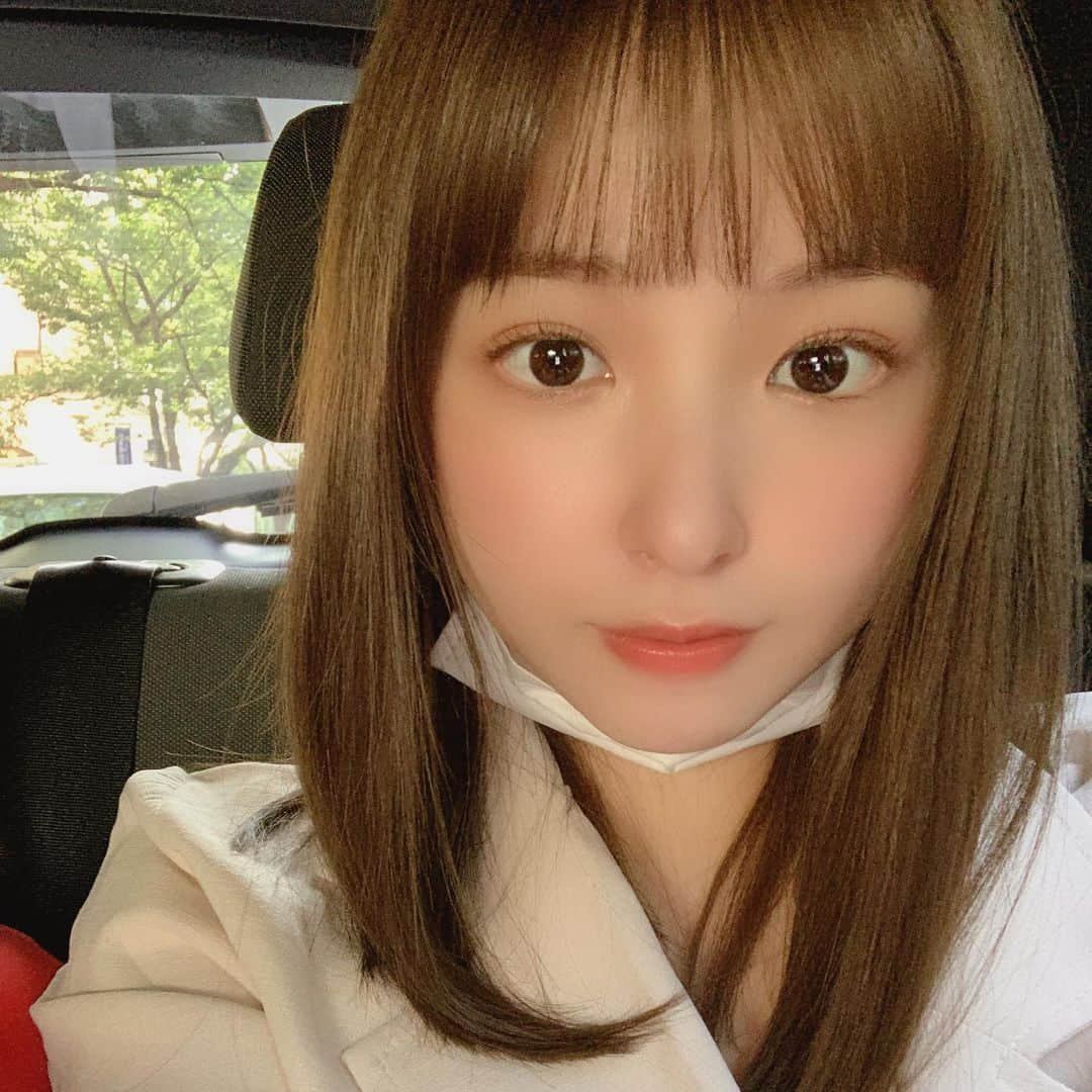 近藤里奈さんのインスタグラム写真 - (近藤里奈Instagram)「﻿ この間は美容dayでした🌷✴︎﻿ ﻿ まずは初めてのまつ毛パーマを。﻿ @une_fleur_eyelash﻿ @une_fleur_shiori﻿ ﻿ 最近ビューラーをしてもまつ毛が﻿ 全然上がらなくて悩んでいたので﻿ 本当にやってよかった☺️﻿ ﻿ まつ毛がくるんと上がるだけで﻿ おめめくりくりになるからおすすめ💫﻿ ﻿ 丁寧な施術でぐっすり眠っちゃいました笑﻿ しおりさんありがとうございました♪﻿ ﻿ 次は顔のピーリングを。﻿ @tokyo_hills_clinic﻿ ﻿ 東京に来てからお肌のごわつきと﻿ 食生活が良くなかったので肌荒れが﻿ 気になっていたのでやっと行けました🥺﻿ ﻿ さすがピーリング…﻿ お肌つるつる〜( ◜ω◝ )﻿ ﻿ ありがとうございました🙇🏻‍♀️♡﻿ ﻿ ﻿ #まつ毛パーマ #ピーリング﻿ ﻿ ﻿」8月8日 20時22分 - rina_kondo_0223