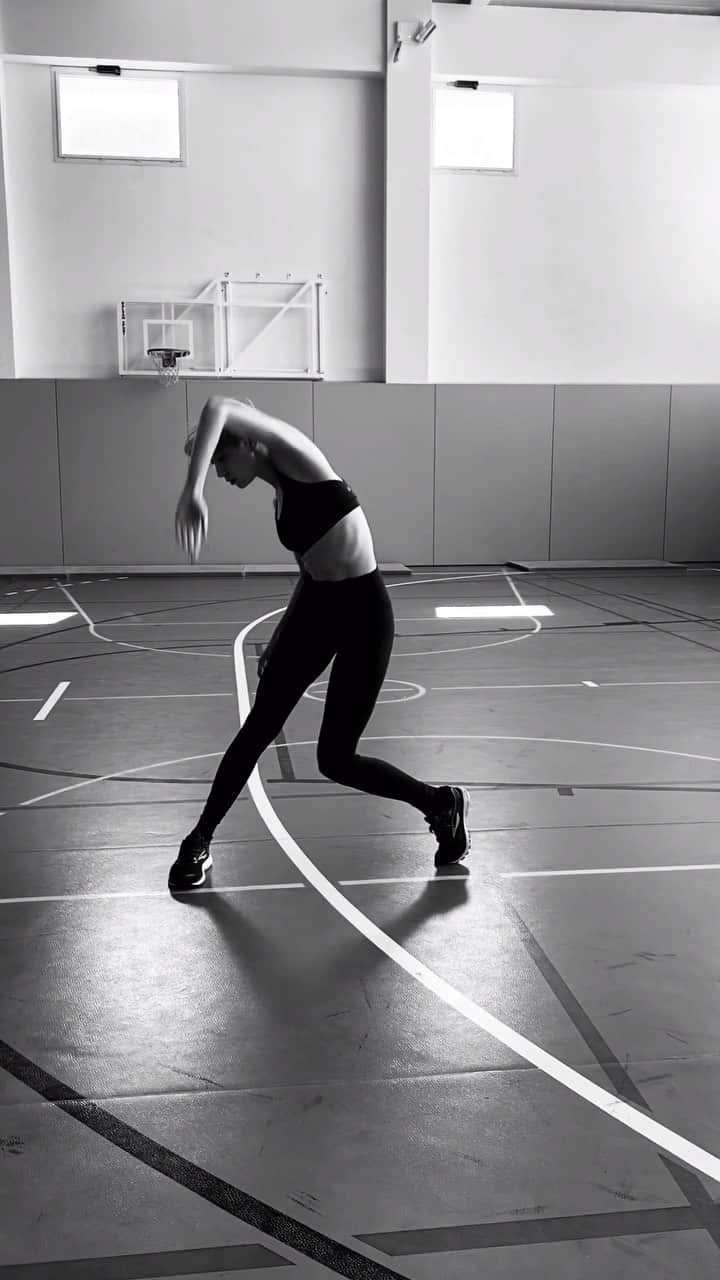 アンジェリーク・アバチキナのインスタグラム：「Little choreo for @ice2impulse 🙃😏 #romaingazave #ice2impulse #trainingcamp #dance #dancing #choreo #choreography #andorra #summerskating #figureskating #blackandwhite #pilgrimsonalongjourney」