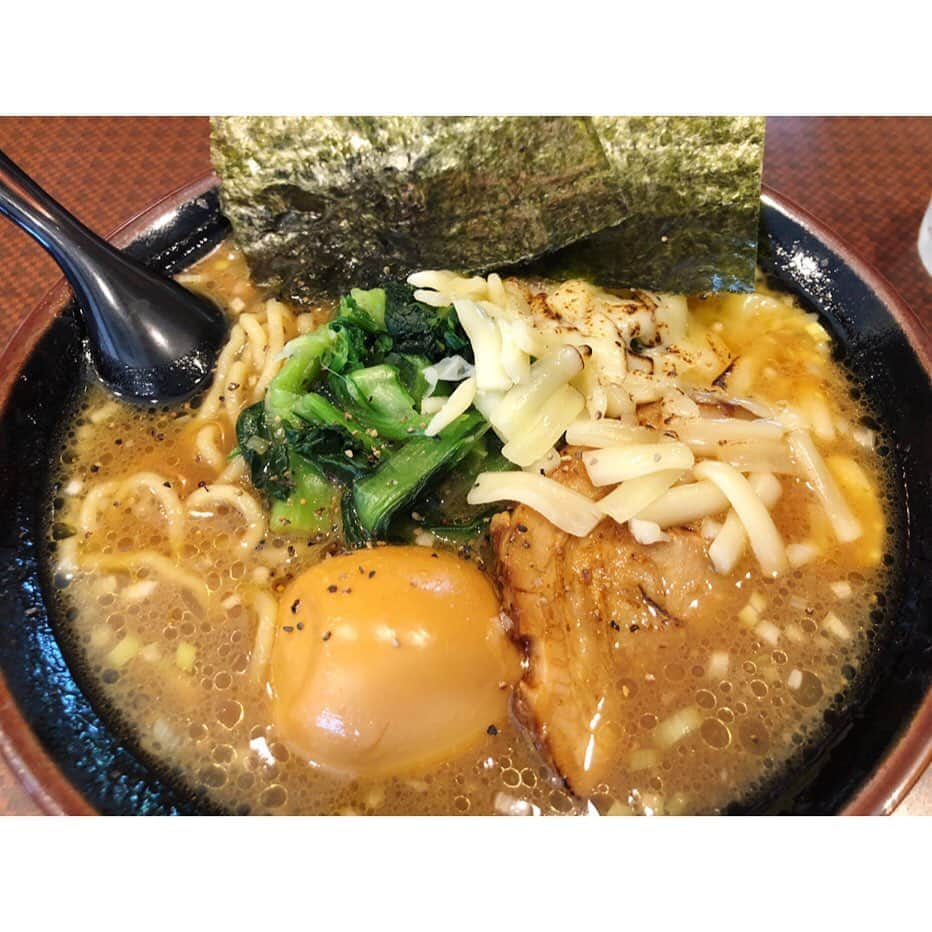 南條早紀さんのインスタグラム写真 - (南條早紀Instagram)「だいすき豚骨醤油🍜❤️ . . 来週のフルサタ！の街頭インタビューの合間に 食べたラーメン🍜❤️ . 魚津市のヌードルハーツさんの とんこつ醤油ラーメンにチーズと煮卵トッピング✨ . . ヌードルハーツさんはトッピングが 斬新というイメージ👀✨ . 濃厚とんこつ醤油にトロトロのチーズ 合わないわけがありません😇✨✨ ここにほうれん草絡めて食べるのも最高！ それを海苔で巻いて食べるのも、いい！ 麺も太くてスープがよーく絡む！ コク深くて美味しかった…🤤🍜 . . 午後からの街頭インタビューも おかげさまで頑張れました💓 . . #富山県 #富山 #魚津市 #toyama #uozu #富山ラーメン #魚津ラーメン #魚津 #魚津グルメ #魚津エール飯 #富山グルメ #とんこつ醤油 #とんこつ醤油ラーメン #ヌードルハーツ #noodlehearts #グルメ #ラーメン #めんすたぐらむ #らーめん部  #チーズ #とろとろ #トッピング #美味しい #ランチ #魚津ランチ #らーめん #富山テレビ #フルサタ #食べるの大好き #なんじょうのにちじょう」8月8日 20時27分 - nanjo_saki