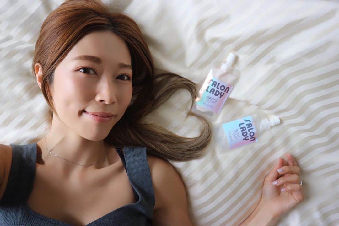RENA のインスタグラム：「keshikiファミリーの新商品salon ladyが９月に発売するょ🛁🛁🛁 ． まずはトライアルがリリース❤︎ ． 出先に持っていける凄い丁度良いサイズで価格もリーズナブル❤︎ ． デザイン顔負けの質の良さw ぜひ #おうちでサロン体験 してね🧼🚿 ． 地肌のクレンジングとニオイを抑えるシャンプー✨  ・髪をツヤツヤにするヘアマスク✨ ． 新発売の「サロンレディ」 ． まずは4日間のトライアルから。 ． ヘアサロン、化粧品ショップ他 ． ． #サロンレディ #salonlady #シャンプー #ヘアマスク #ヘアケア #hair #haircare #オトナ女子 #コスメ #新商品 #cosmetics #favorite」