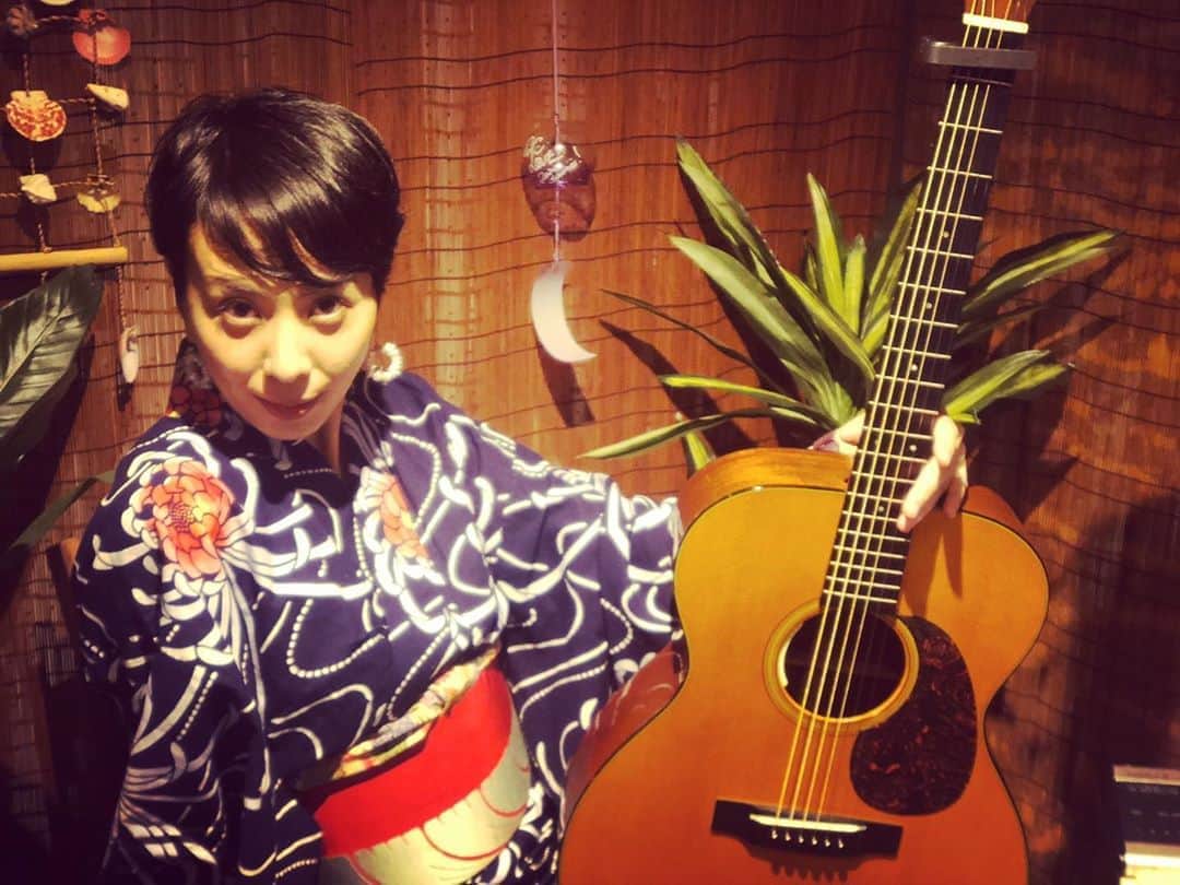 LOVEのインスタグラム：「日本の夏！ YouTube LIVEご覧頂きありがとうございました！🎐  やぐら盆踊りに始まり、風鈴やら浴衣やらの景品付！生電話クイズ☎️に腹を抱え。まじで笑った...😂  日本全国、夏祭りや盆踊りが中止も増えて、残念だなあという方のためにもテンション高めのお姉さんがお送りする盆ライブで盆踊りしてください。  8/17までアーカイブ残しておきます。お盆休みの間に！  次回ライブは9/9にお会いしましょう！  1. 水都音頭 2.Let Your Love Sing! 3.過ちのサニー 4.がらくたライト 5.オドレイ 6.Another Home 7. 1000日の夏 8.共鳴-resonant-  PS 生電話かけさせていただいた方、全員に暑中お見舞い&ポストカードセット、お送りさせていただきます😁エントリー、ありがとうございました！」