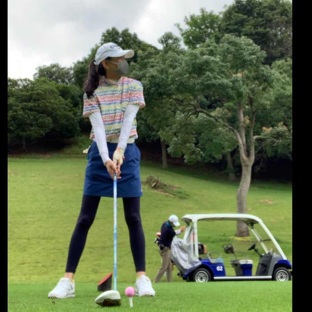 前田典子さんのインスタグラム写真 - (前田典子Instagram)「#先週の #ゴルフファッション  ① @callawayapparel_japan  #カラフル　🌈 #ポロシャツ #スカート 足首だけ日焼けしてしまうやつ  と ② #black&white  上下、帽子も #ブラックアンドホワイト #ゴルフマダム　風🏌️‍♀️ 帽子もスパッツもネイビー💙 #ゴルフシューズ　は @newbalancegolf_japan   #週2ゴルフ　⛳️ しても なかなか上手くならない😅 #格好から入るタイプ  #暑いけど楽しい #日焼けはしたく無いけど　ゴルフは行きたし🏌️‍♀️ #ゴルフは楽し⛳️  #早起きもできる  #golf  #ゴルフ場　までは #volvocrosscountryv60 で @volvocars  @volvocarjp  カーナビにはいろんなゴルフ場の履歴 #ボルボアンバサダー」8月8日 20時36分 - maenorichang