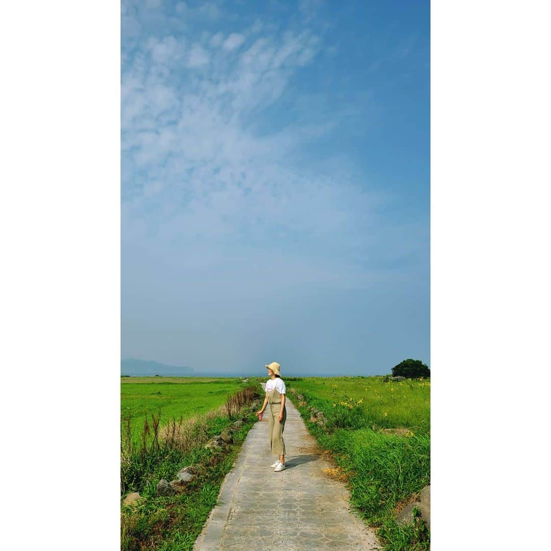 張藝娜のインスタグラム：「#제주#가파도#환상숲#큰엉해안경승지#여행#jeju#holiday 배경이 다했다 😆」