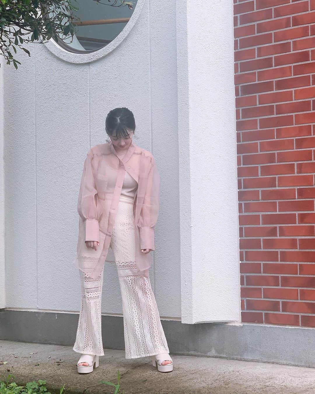 山岸理子のインスタグラム：「* ◻◻  ・sheershirt/ ・tops/ ・pants/ → @whoswhochico   ここの洋服好き☺︎  ・ ・ ・ ・ #tsubaki_factory #山岸理子 #私服 #cordinate #whoswhochico  #二枚目 #よくわからないショット 笑 #ハロコン #ありがとうございました」